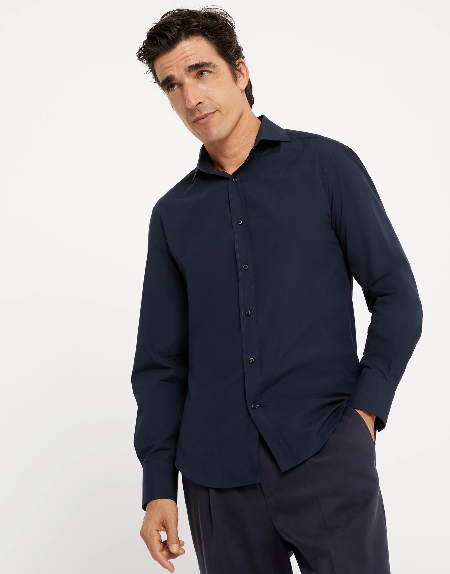 Lightweight poplin slim fit shirt with spread collar