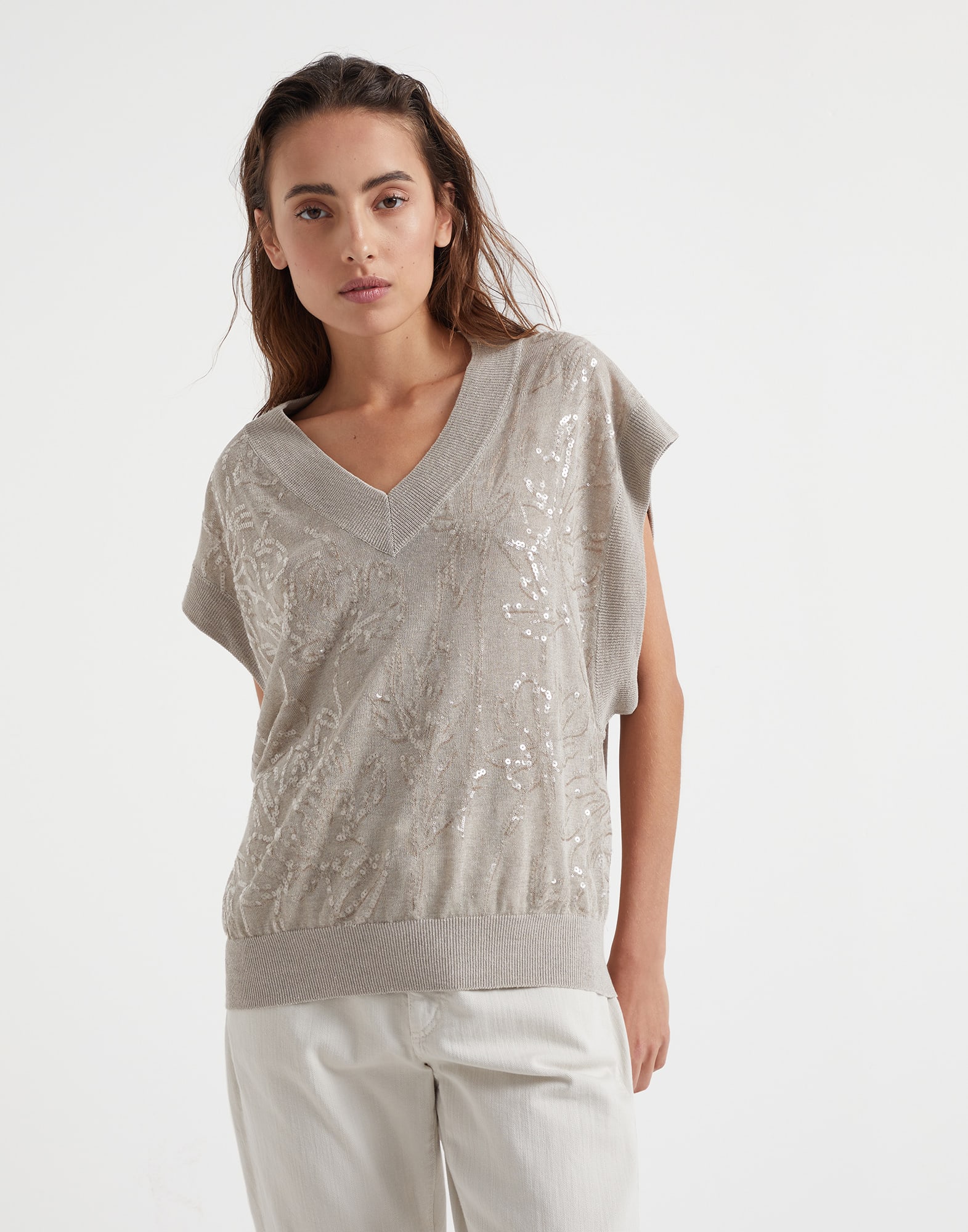 Linen sweater with dazzling flower embroidery