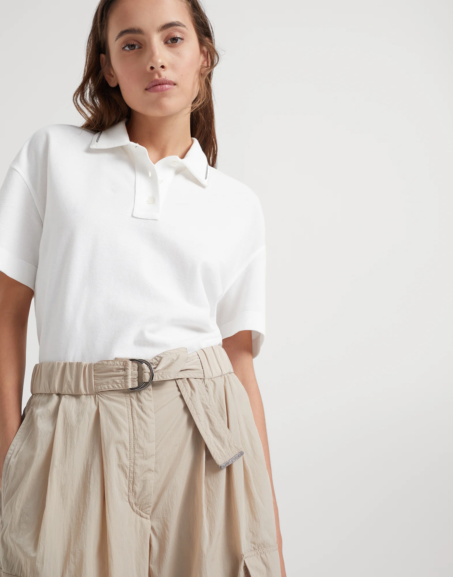 Wrinkled cloth cargo trousers with belt and monili