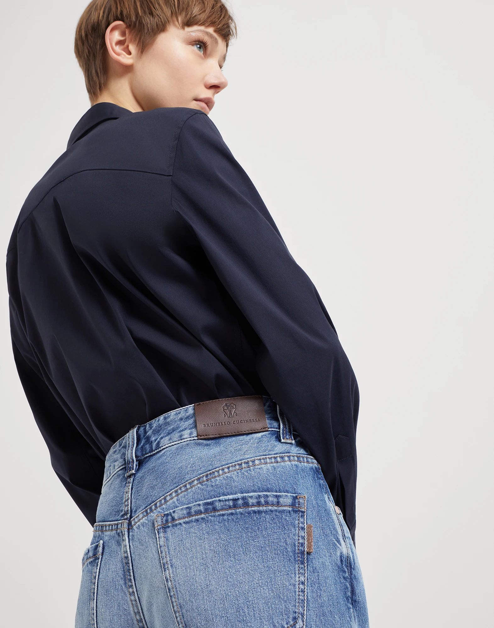 Authentic denim loose trousers with shiny tab