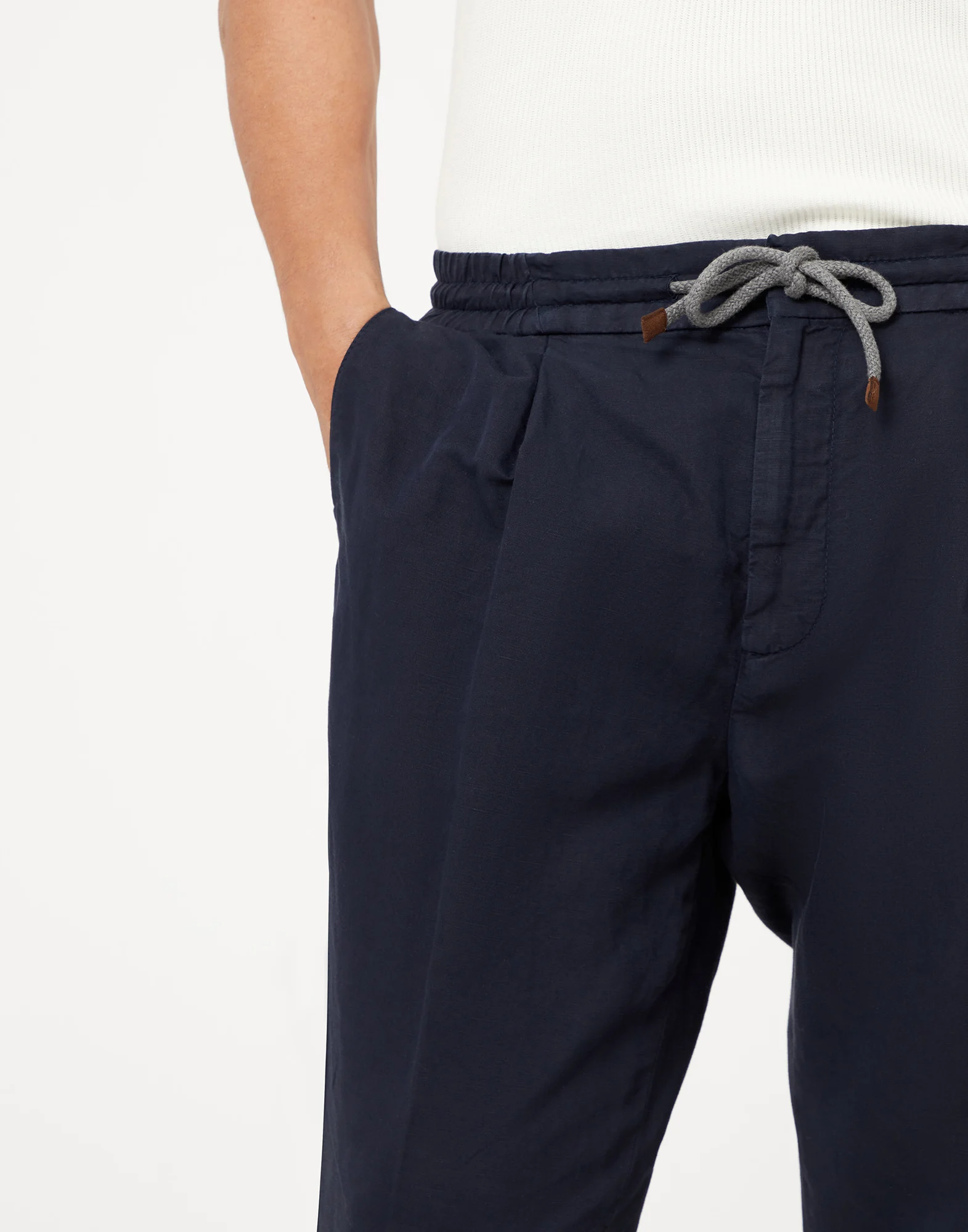 Garment-dyed leisure fit trousers in twisted linen and cotton gabardine with drawstring and pleat