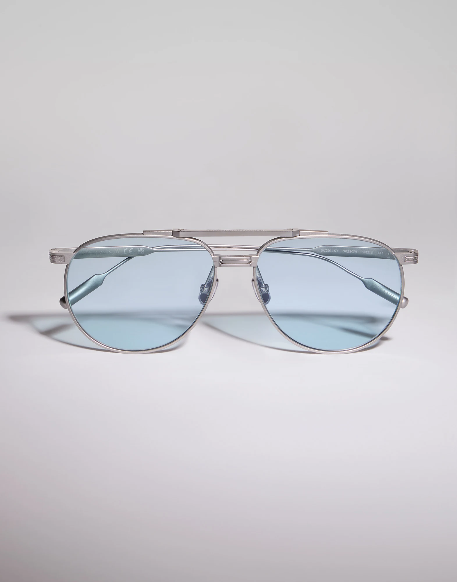Sunglasses with photochromic lenses