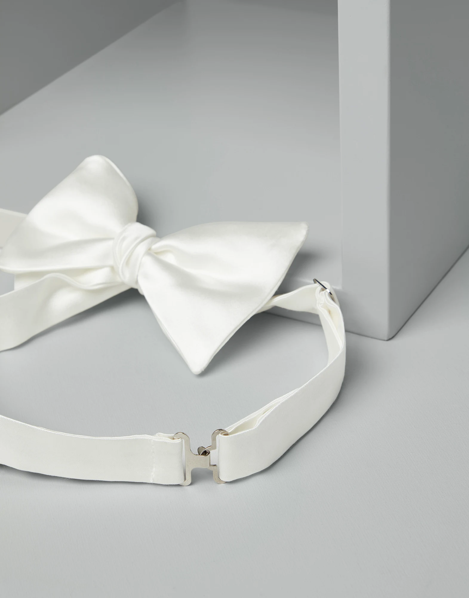 Cotton and silk satin bow tie