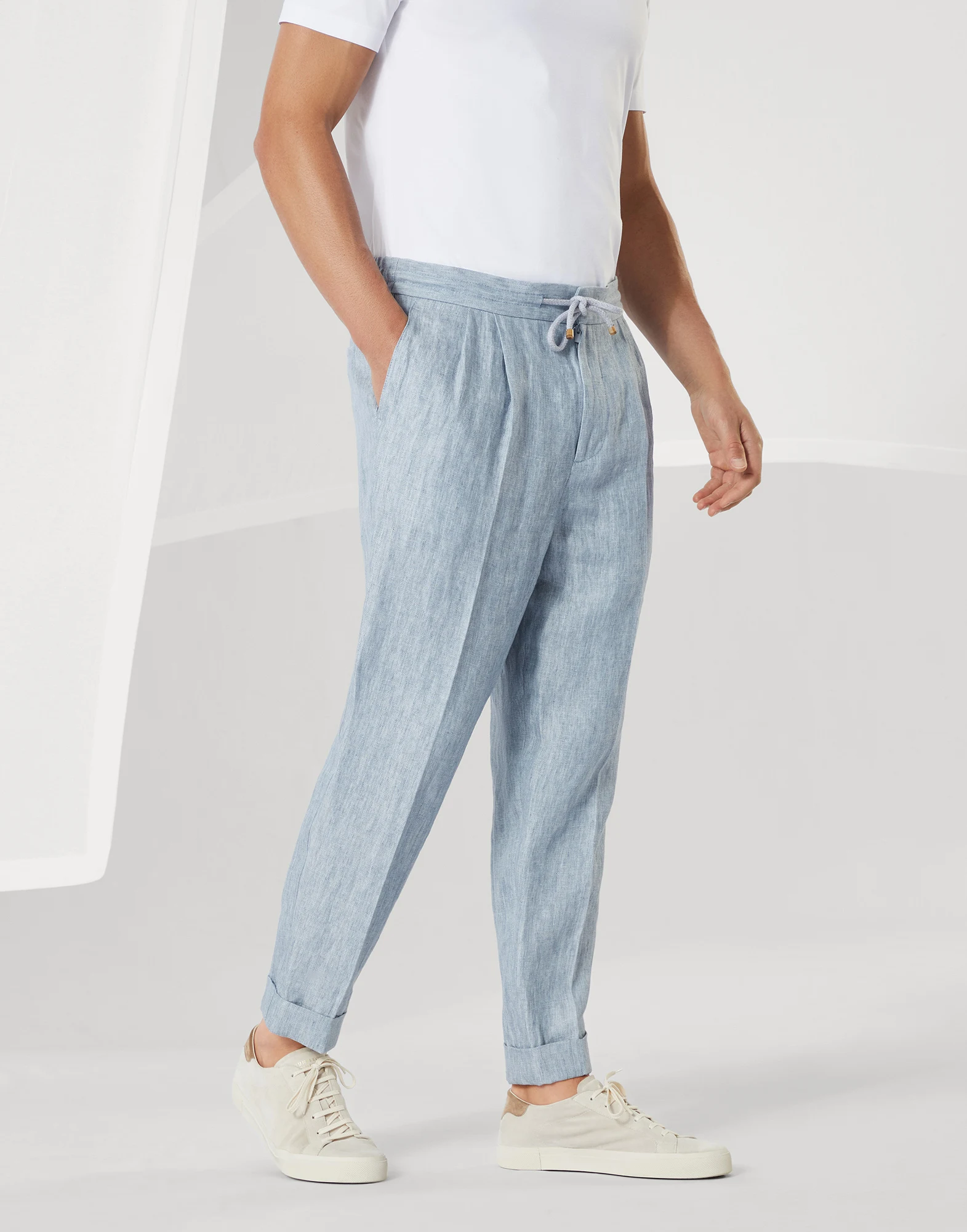 Trousers with double pleats and drawstring