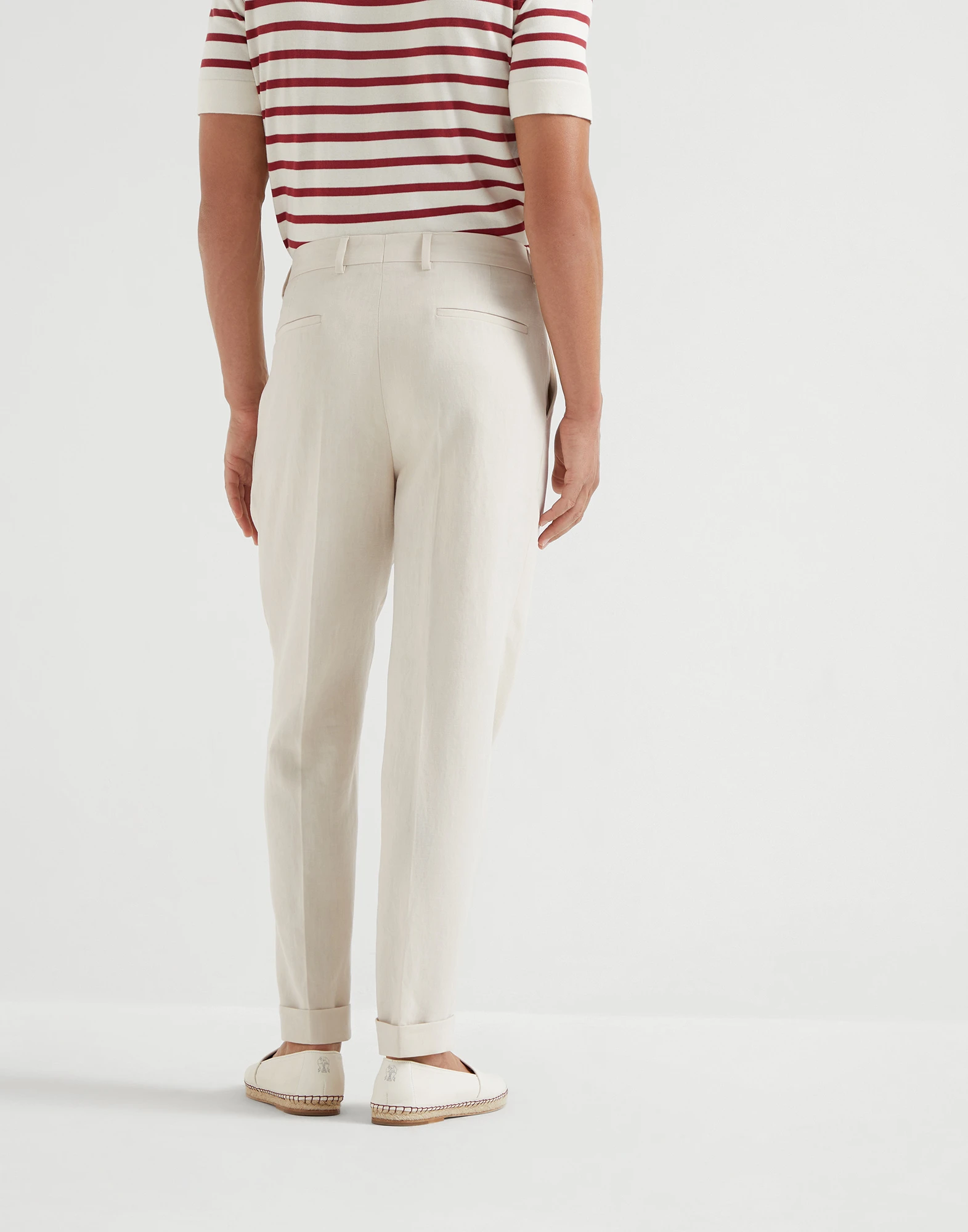 Leisure fit trousers with pleat