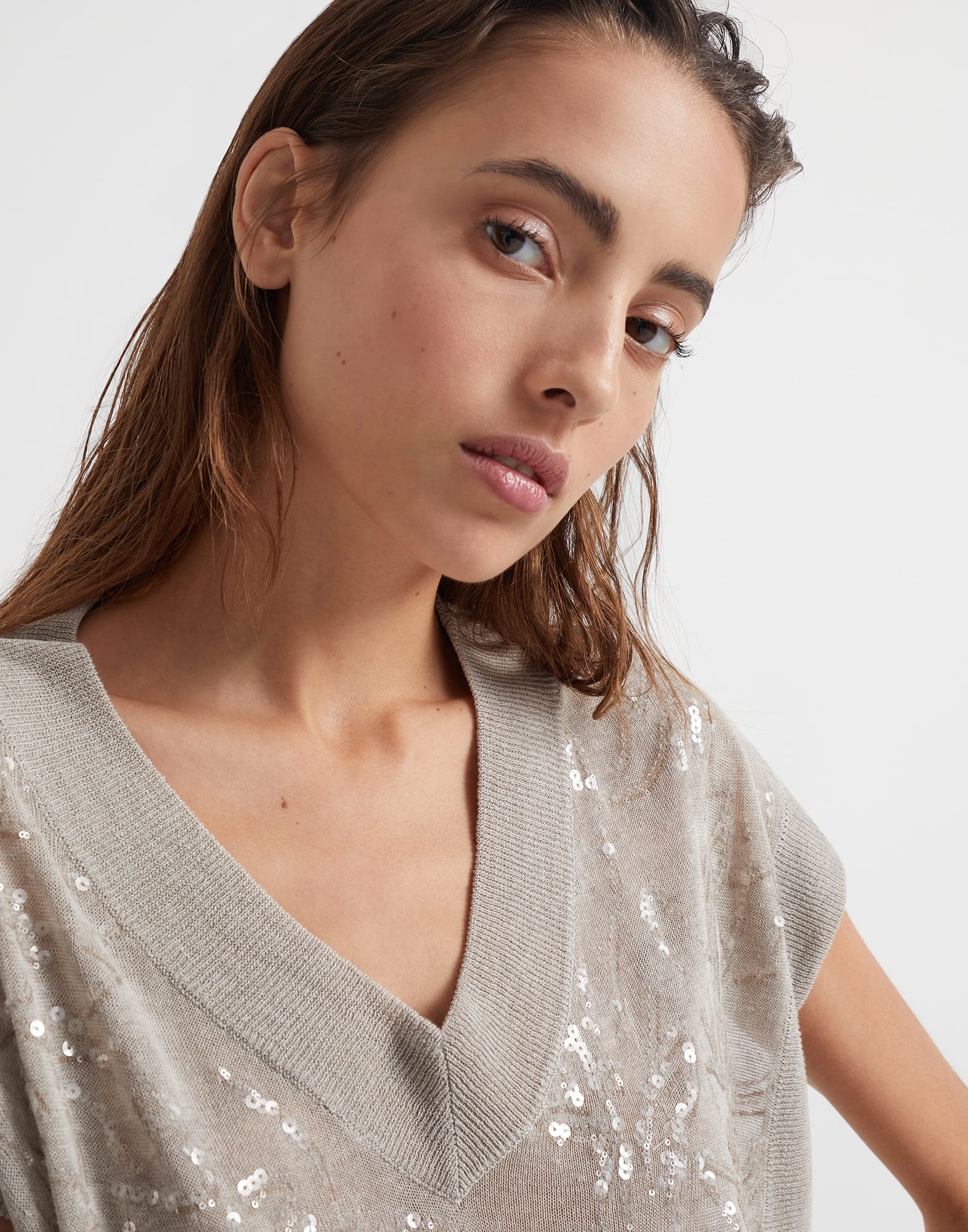 Linen sweater with dazzling flower embroidery