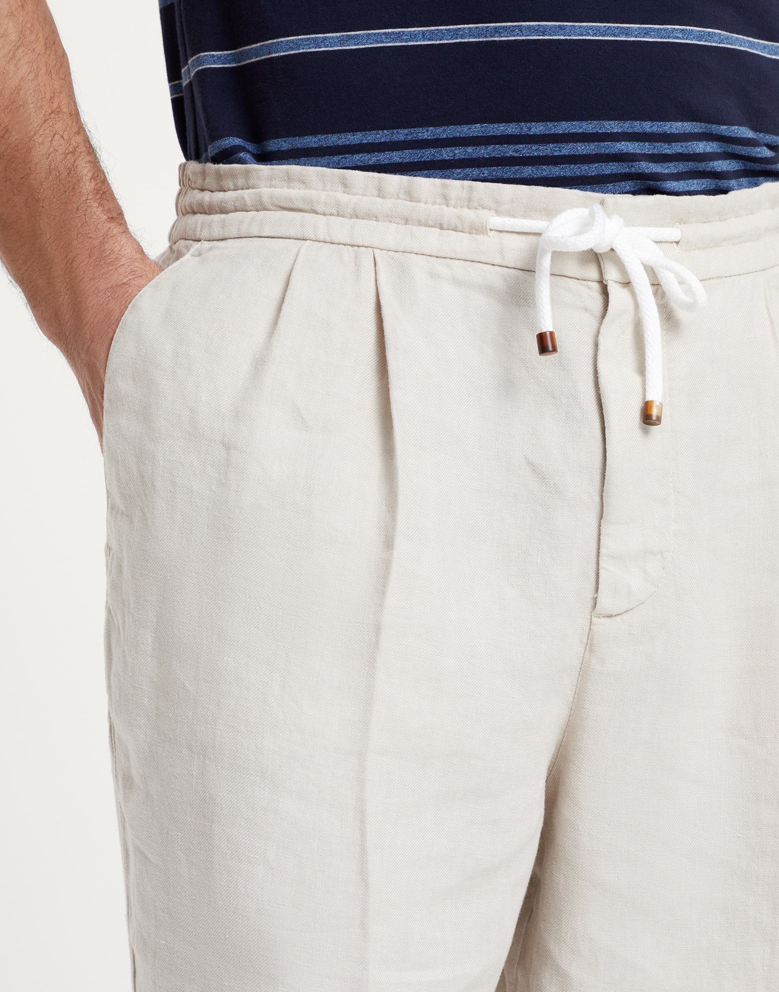Garment-dyed leisure fit trousers in linen gabardine with drawstring and double pleats