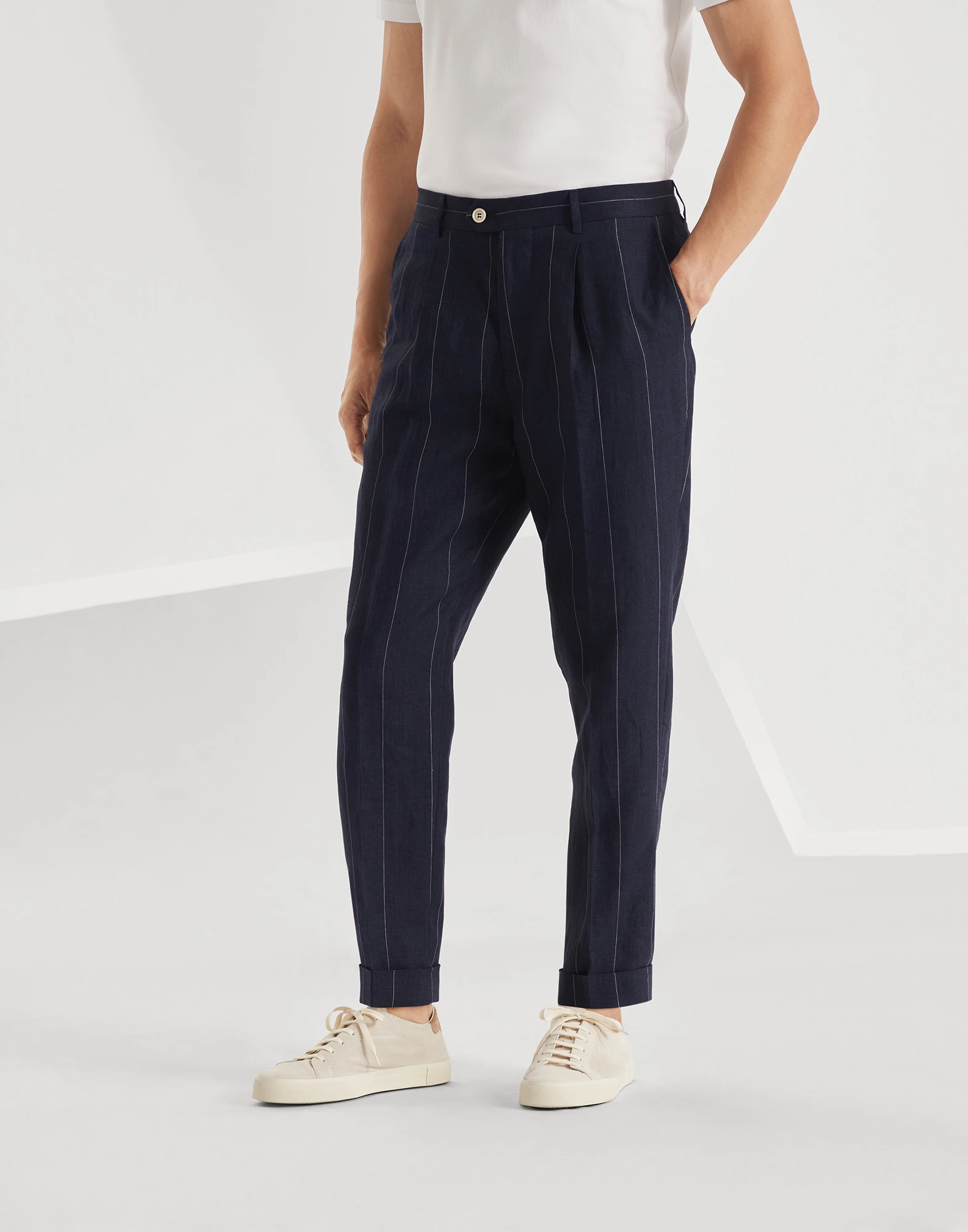 Leisure fit trousers with pleats