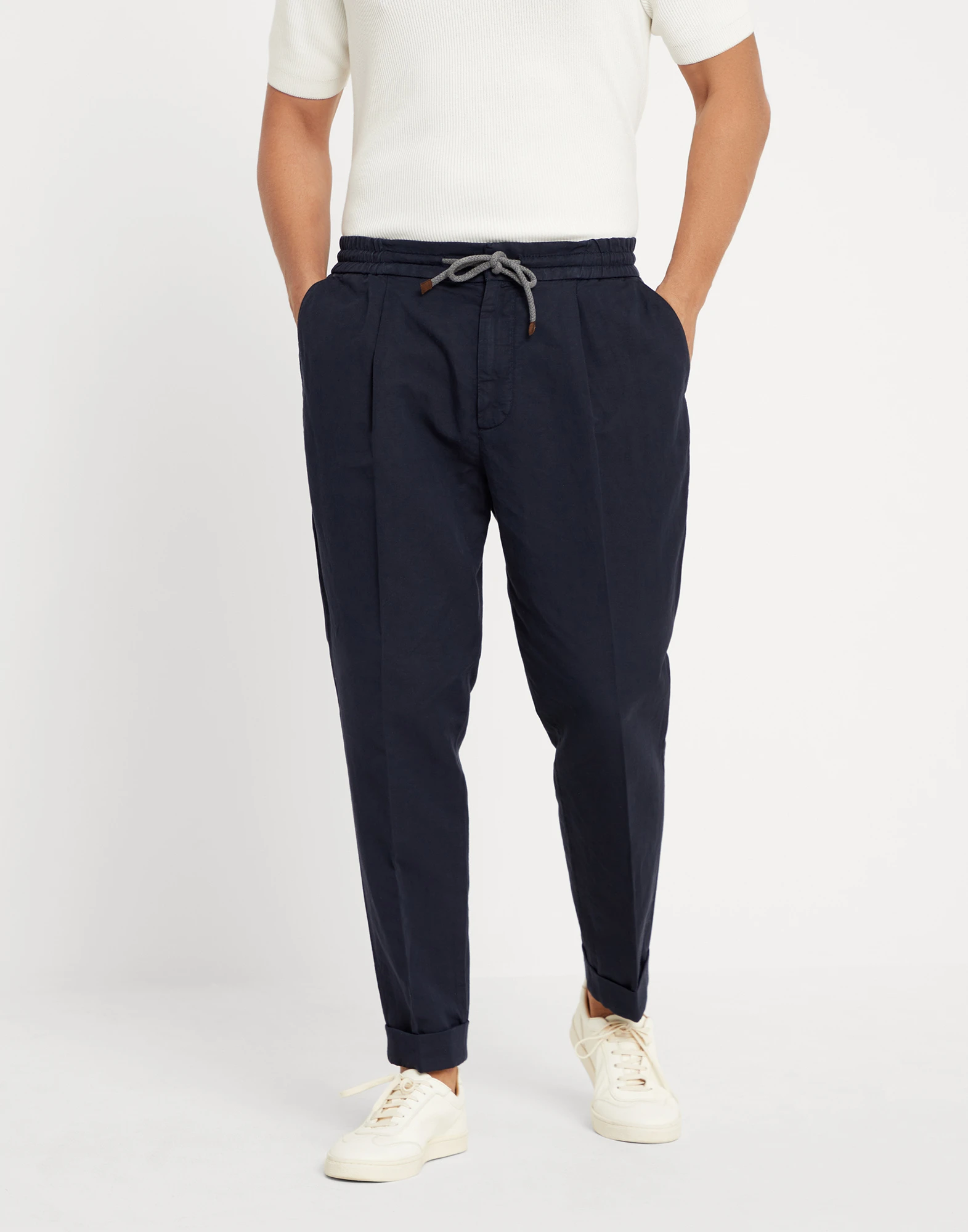 Garment-dyed leisure fit trousers in twisted linen and cotton gabardine with drawstring and pleat