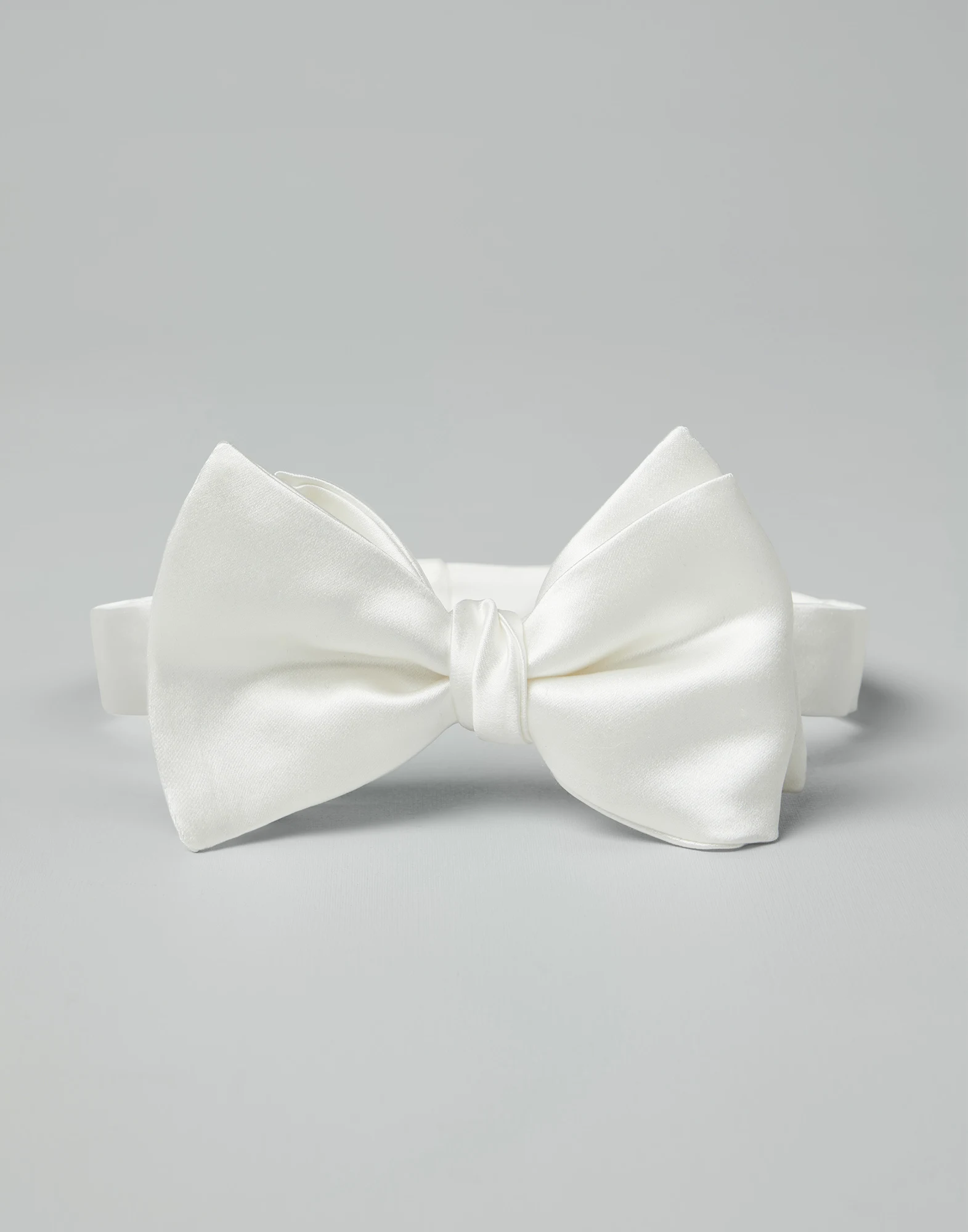 Cotton and silk satin bow tie