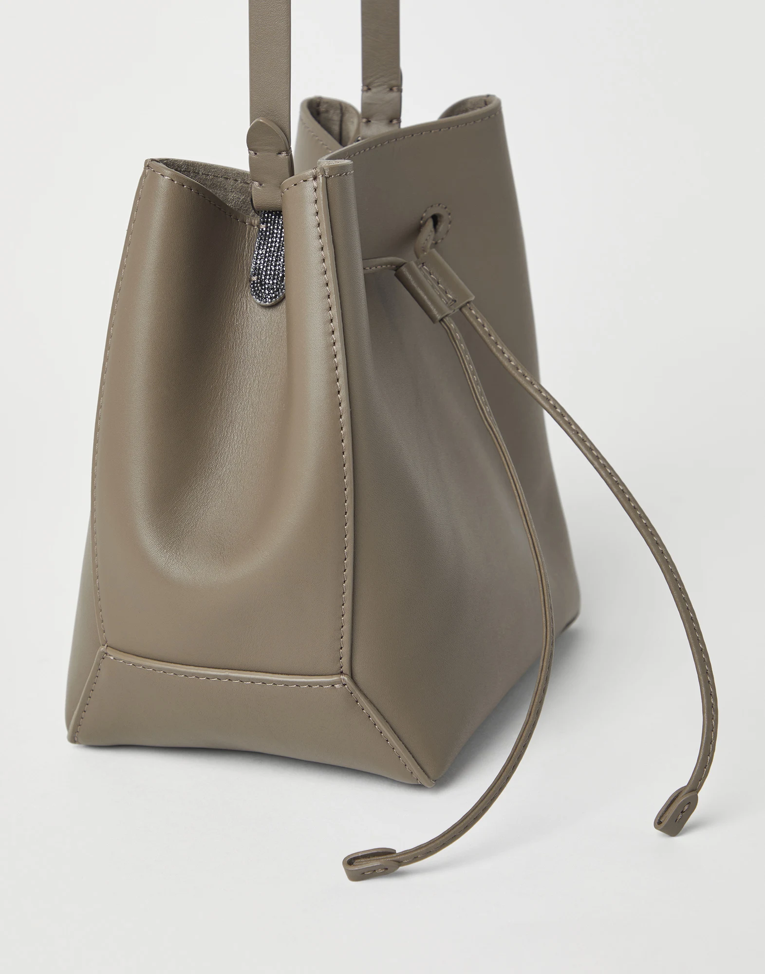 Calfksin bucket bag with monili