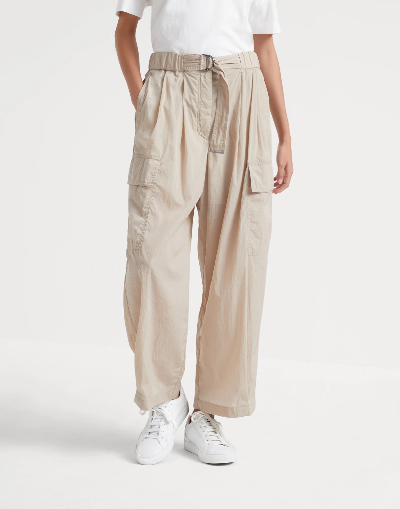 Wrinkled cloth cargo trousers with belt and monili
