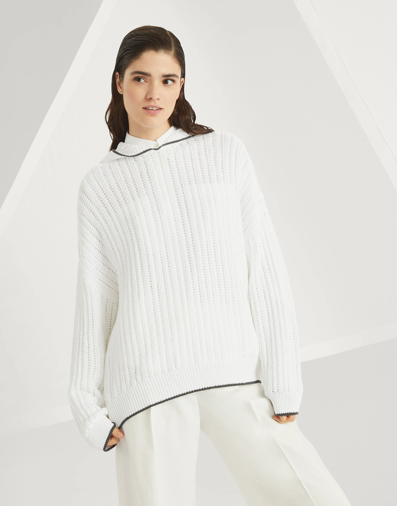 Sweatshirt with monili