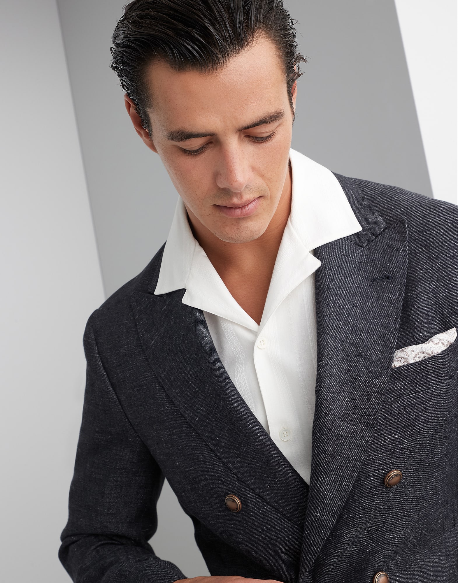 Denim-effect linen one-and-a-half breasted blazer with patch pockets and metal buttons
