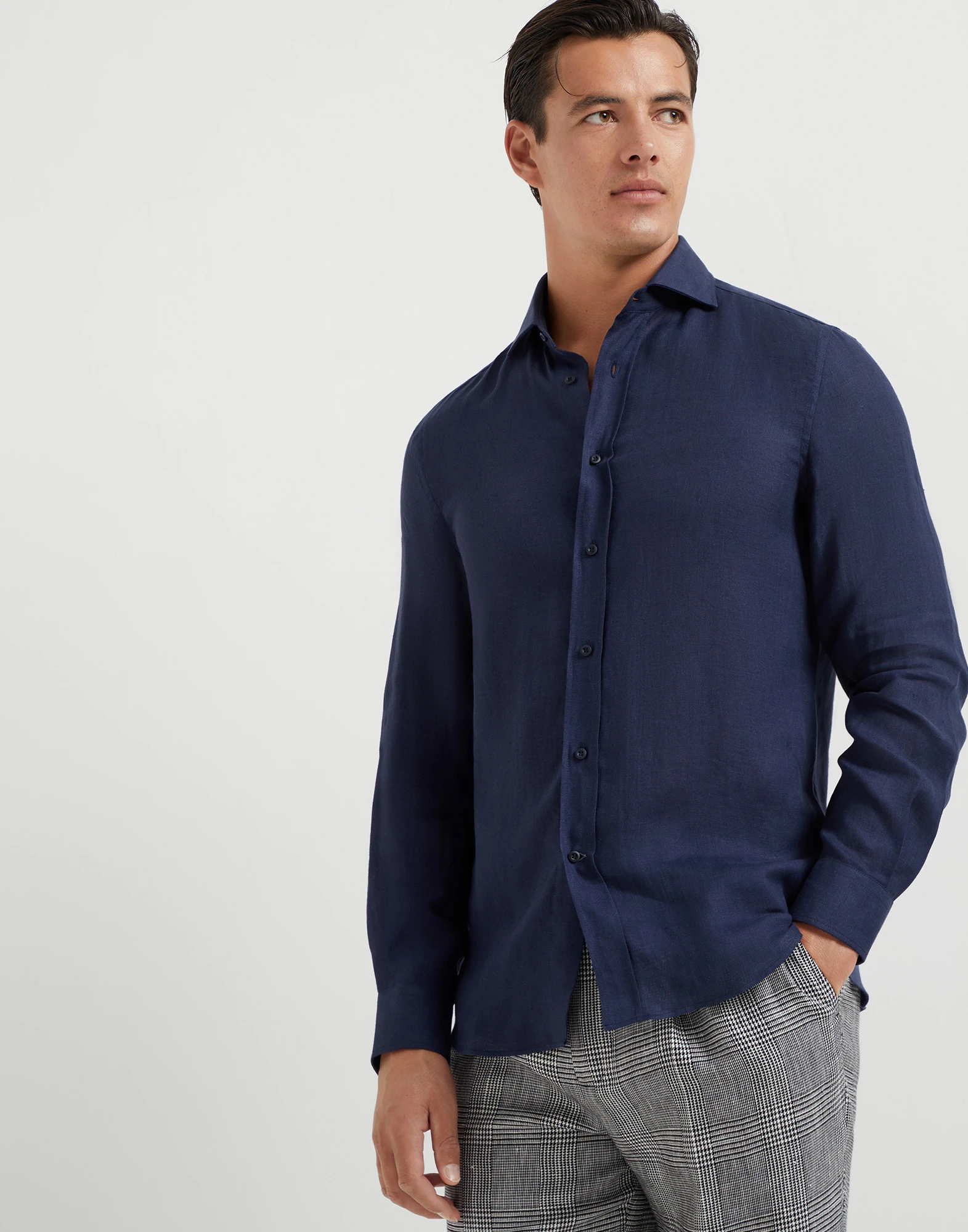 Spread collar shirt