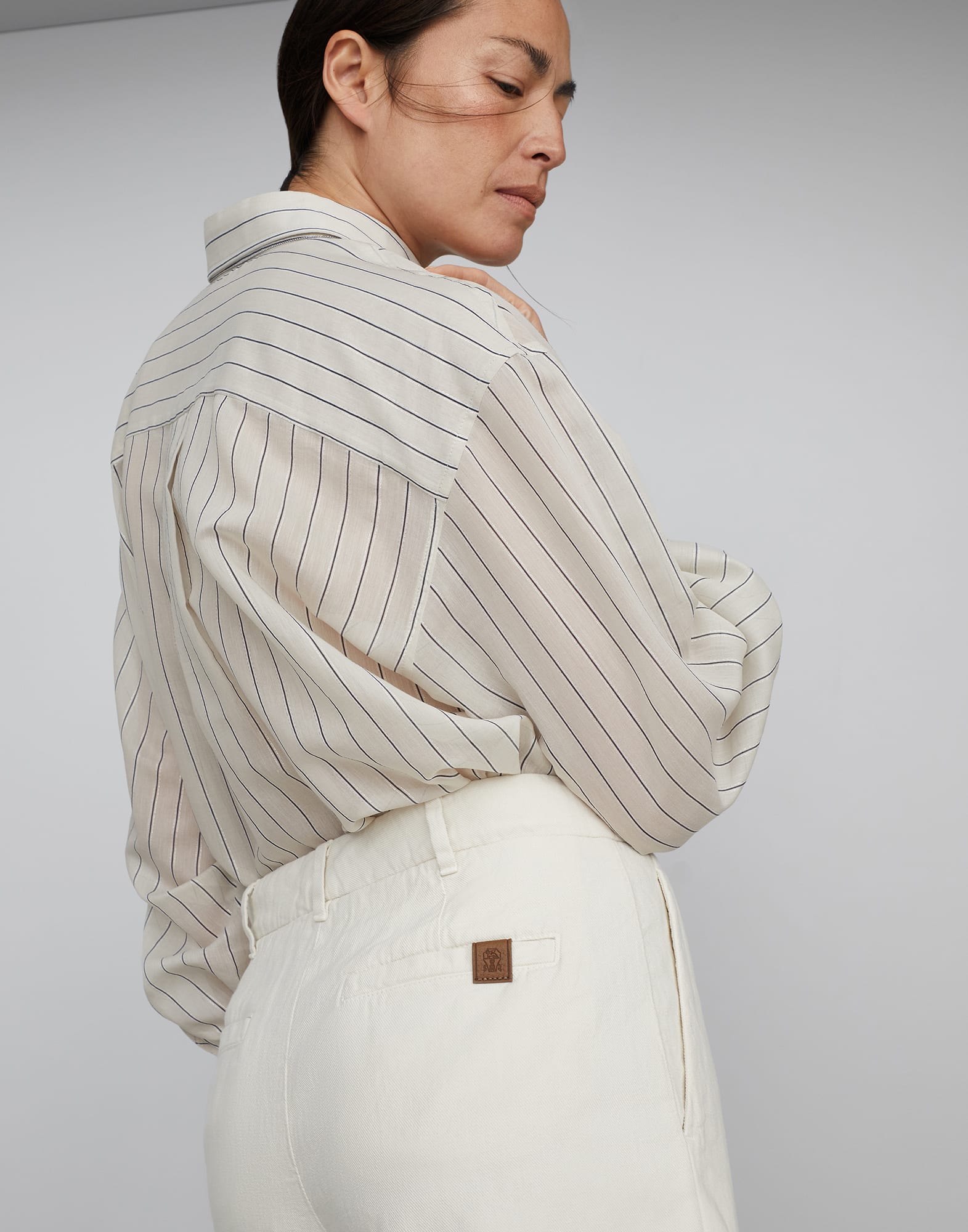 Garment-dyed formal shorts in cotton and linen cover with shiny tab