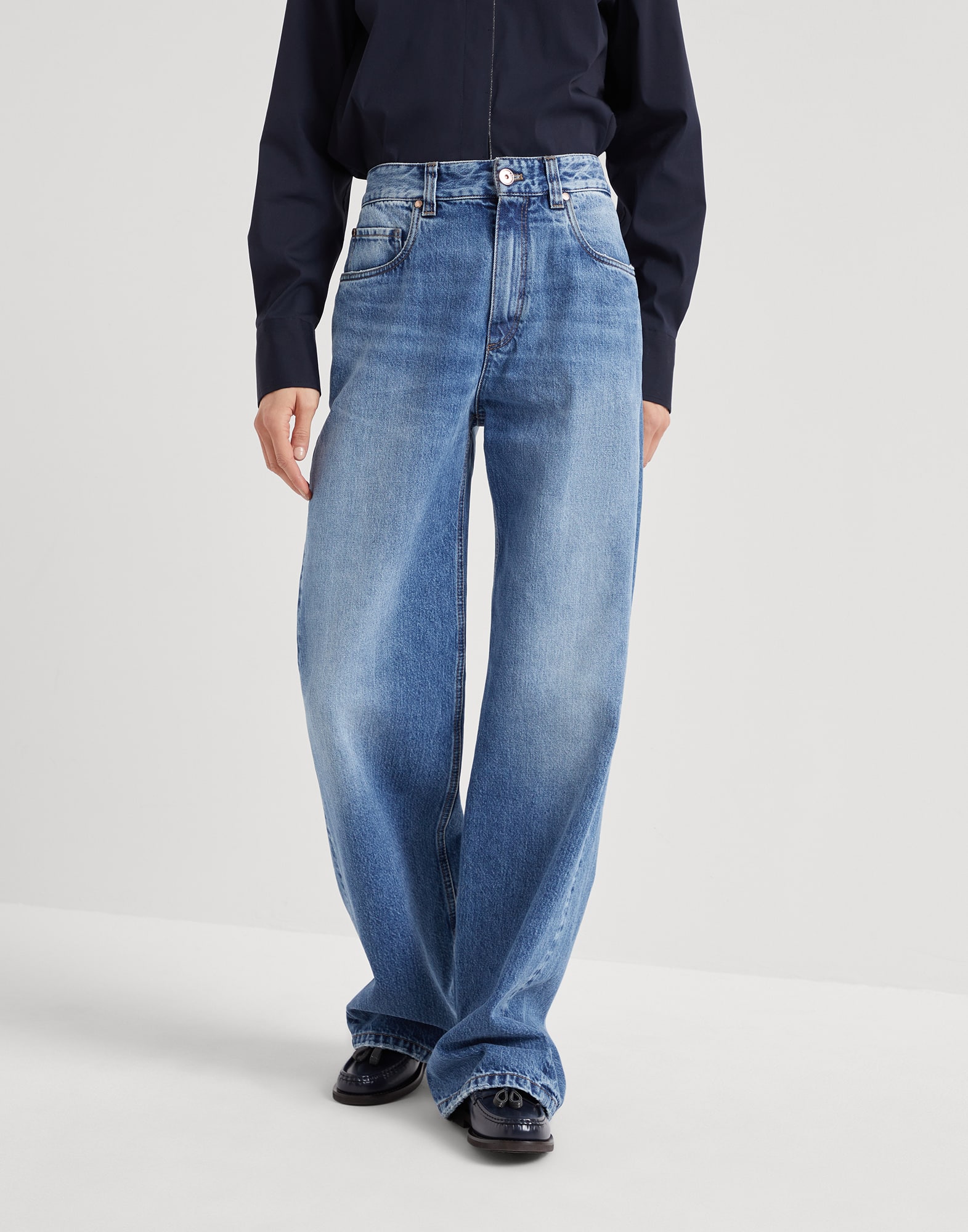 Authentic denim loose trousers with shiny tab