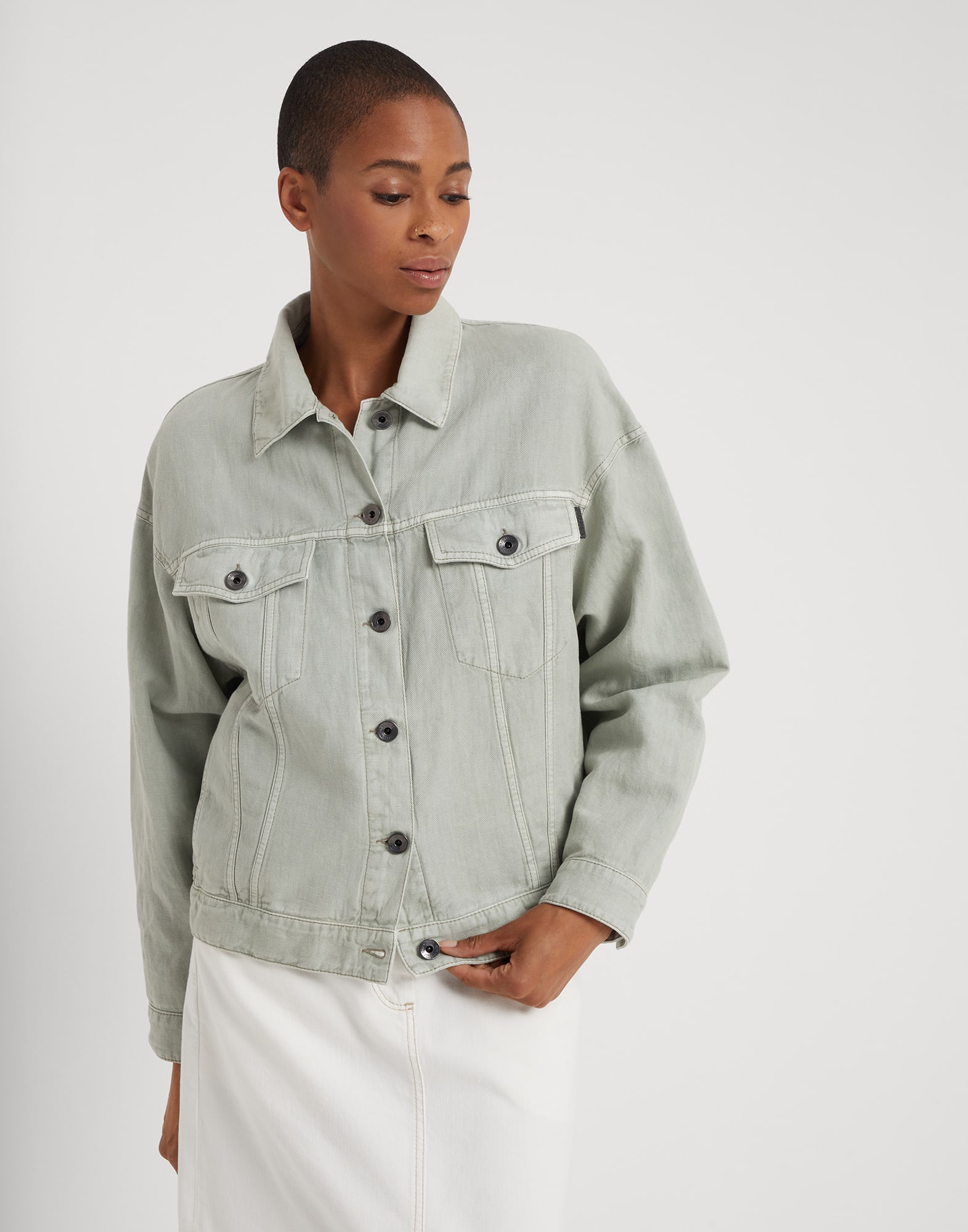 Garment-dyed four-pocket jacket in cotton and linen cover with shiny tab