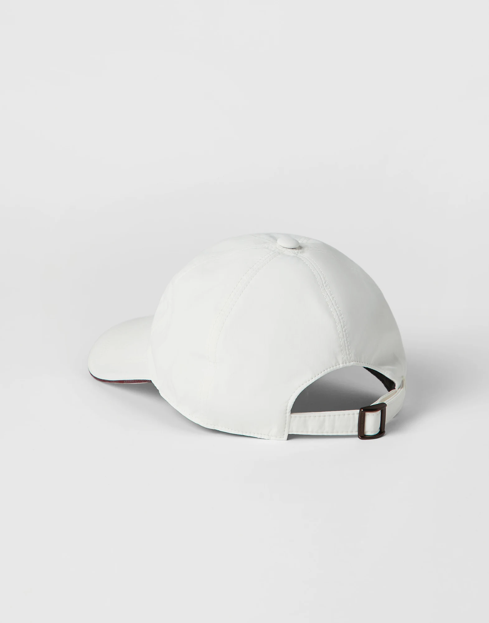 Water-resistant microfiber baseball cap with contrast details and embroidered logo
