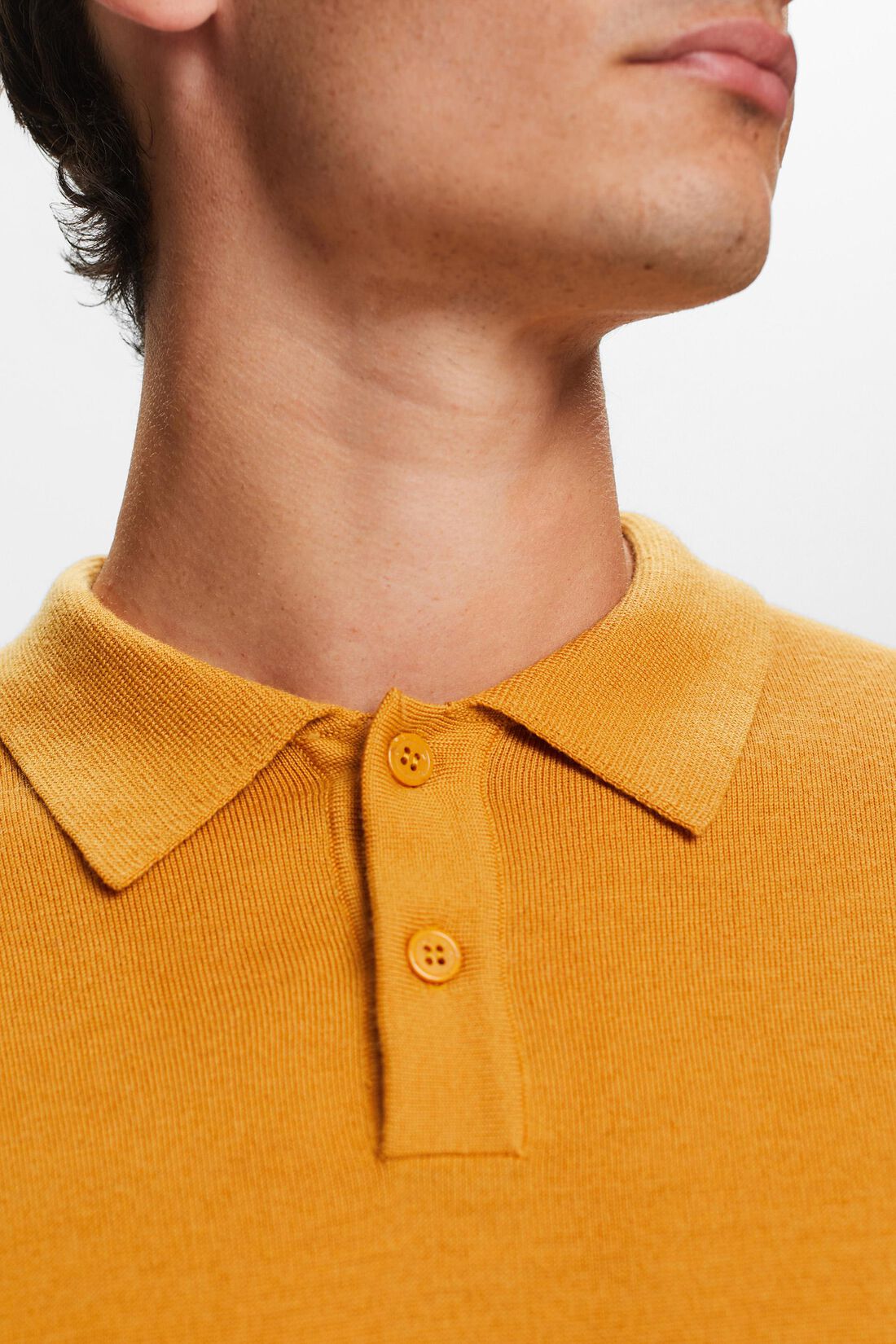 Wollpullover im Polo-Stil