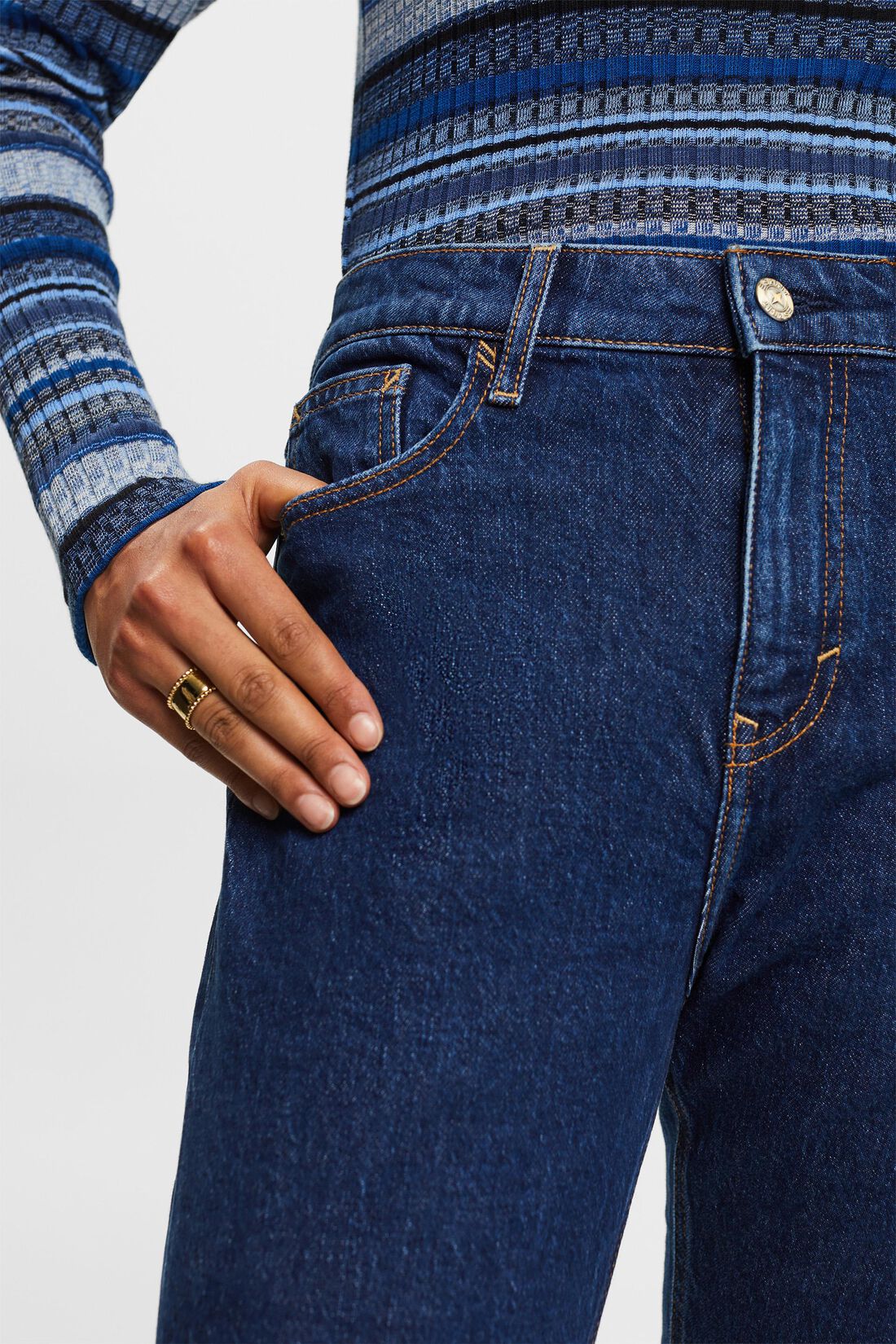 Schmal geschnittene Retro-Jeans mit hohem Bund