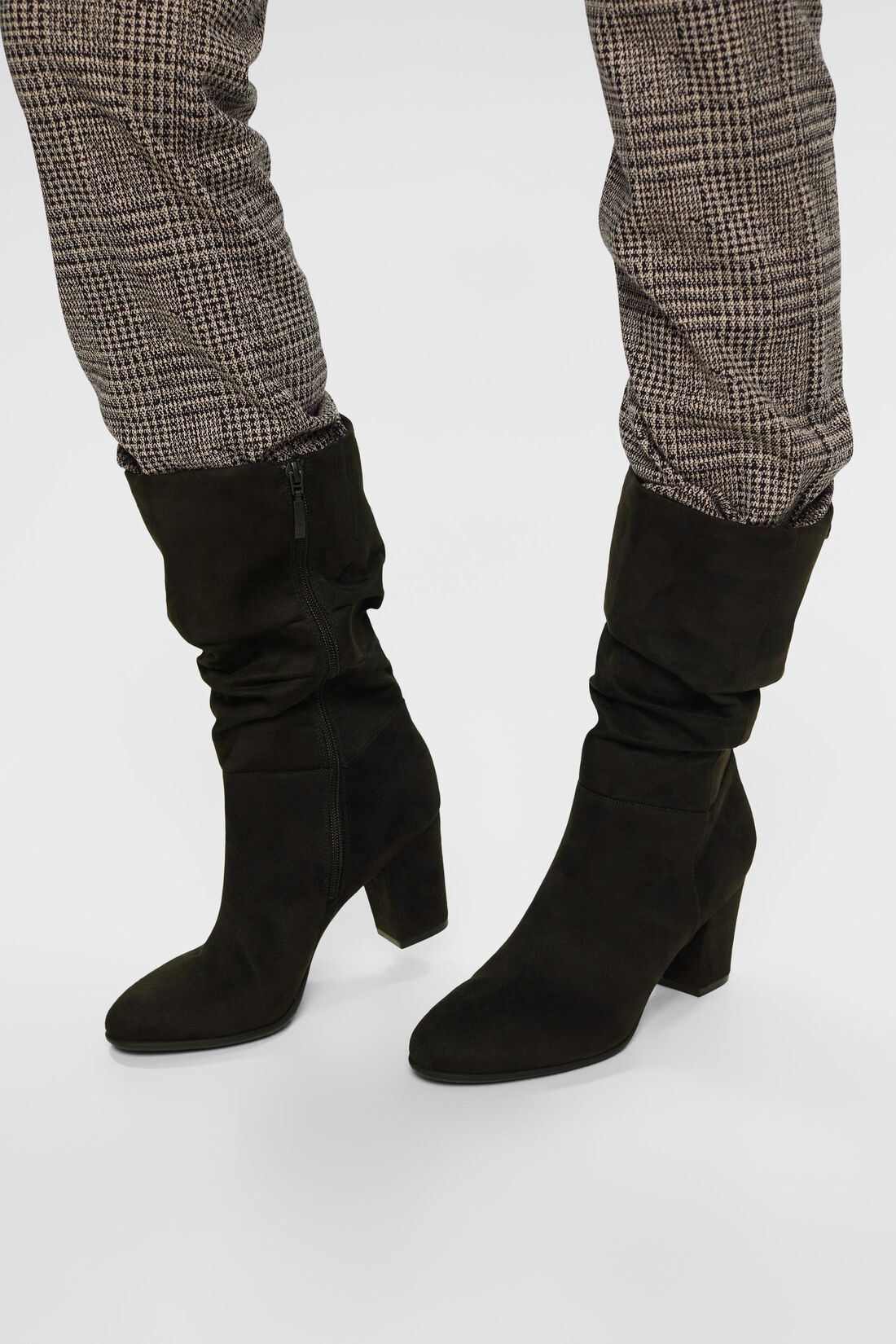 Boots im Sloutch-Design in Wildlederoptik