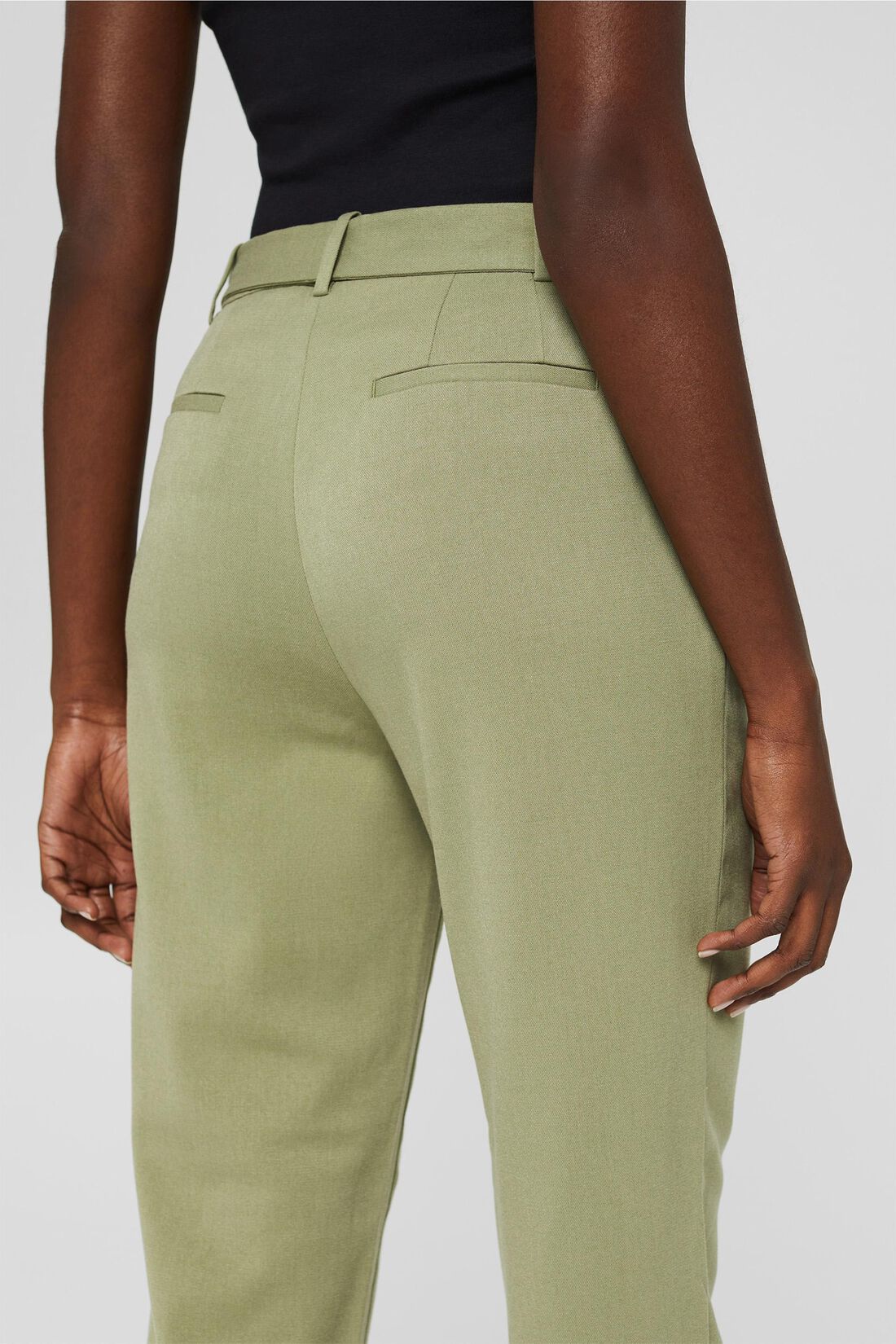 Chino mit hohem Bund und G&uuml;rtel