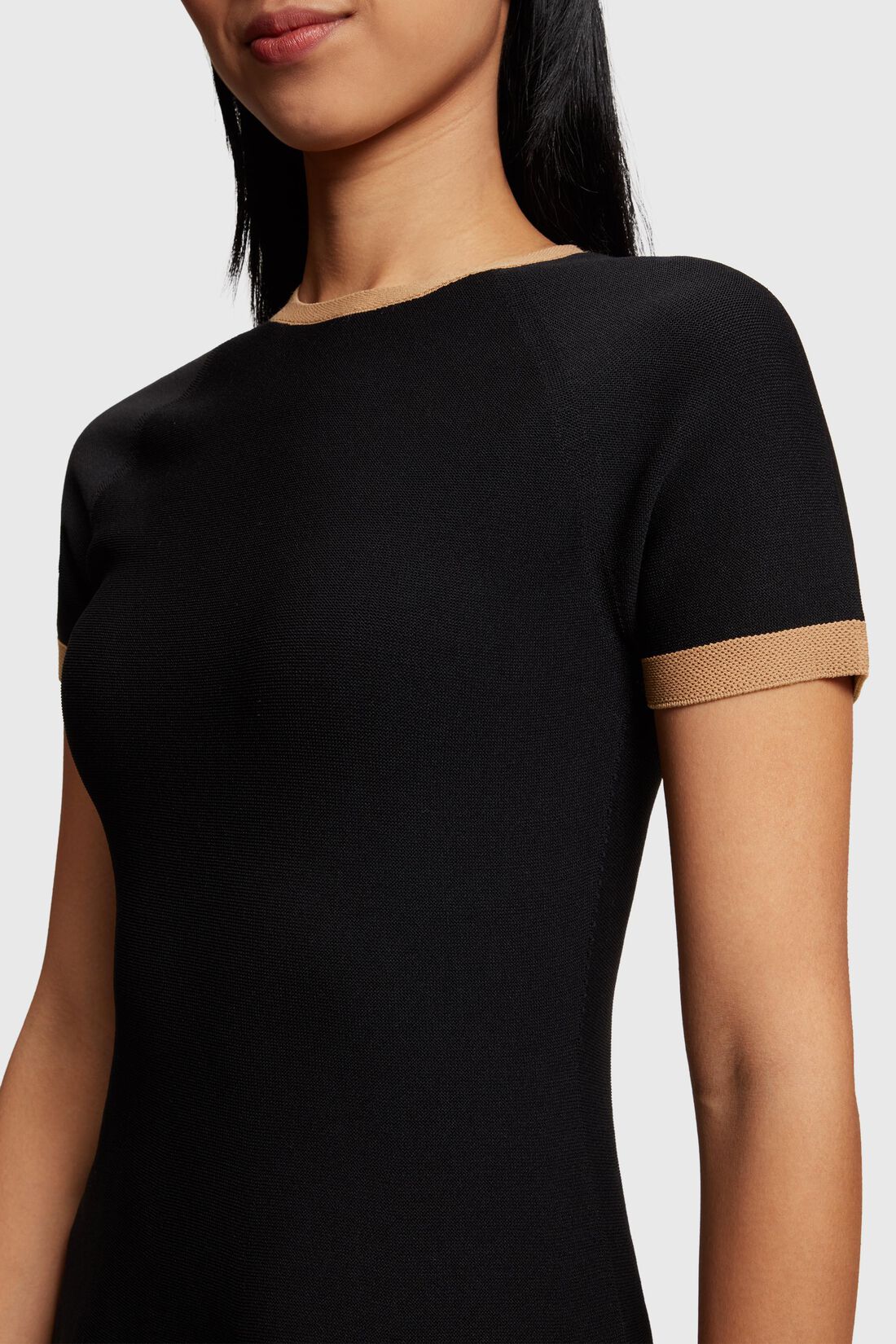 Nahtlos verarbeitetes Strickkleid mit Rundhalsausschnitt