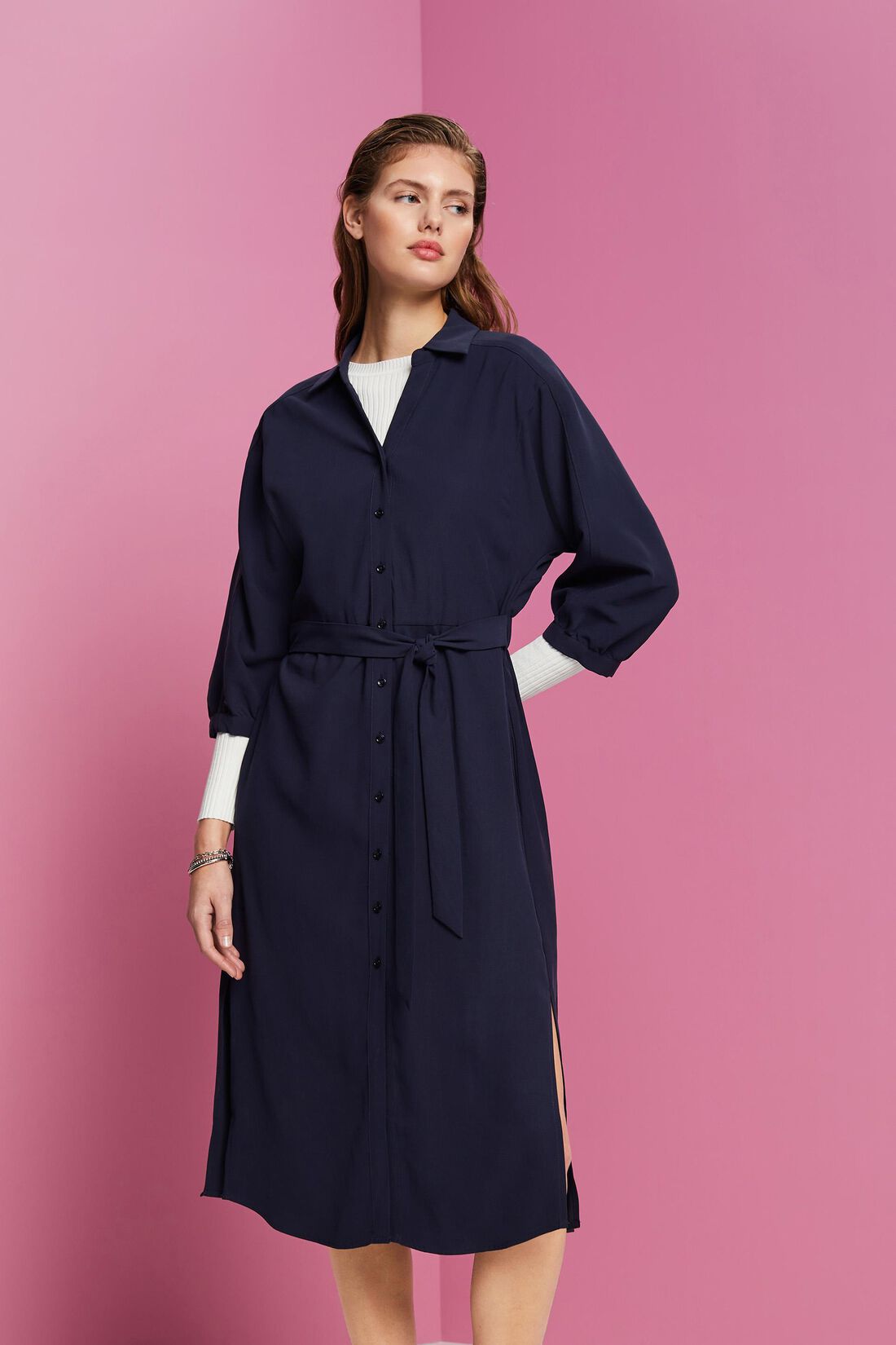 Gewebtes Midikleid im Hemdstil