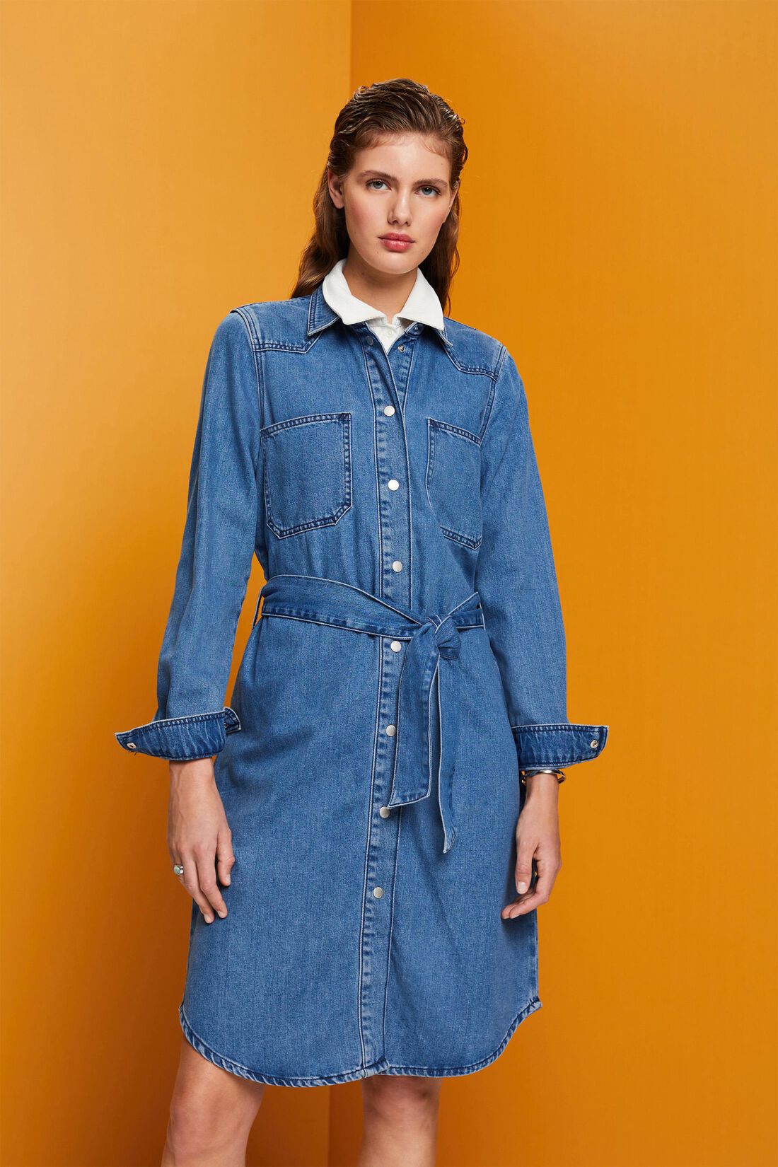 Kurzes Jeanskleid mit Bindeg&uuml;rtel