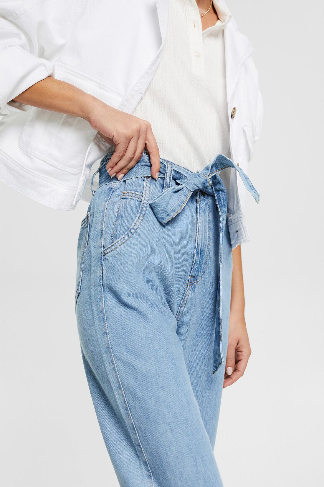 Mit Leinen: Denim im Paperbag-Stil