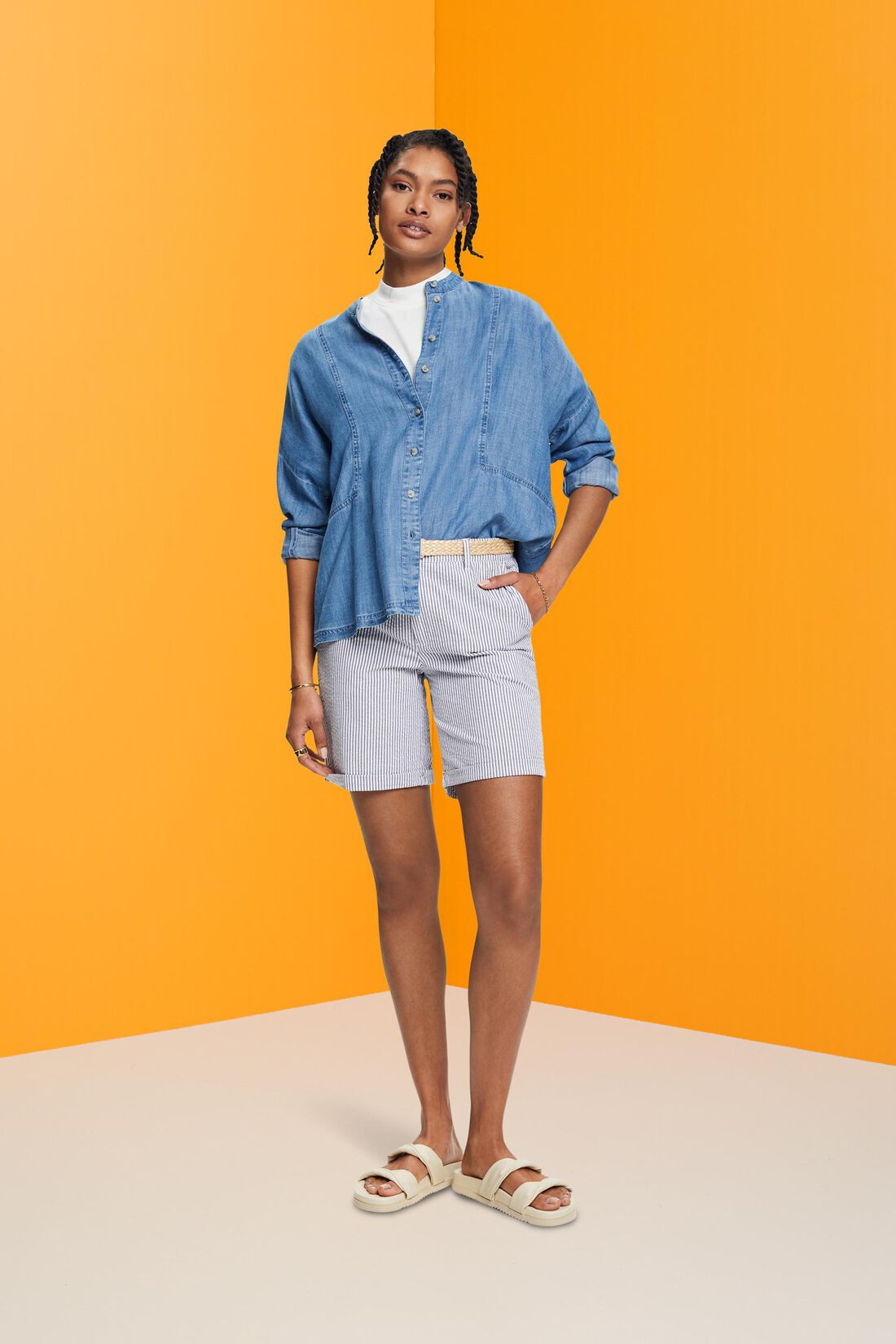 Gestreifte Shorts mit Raffia-Flechtg&uuml;rtel