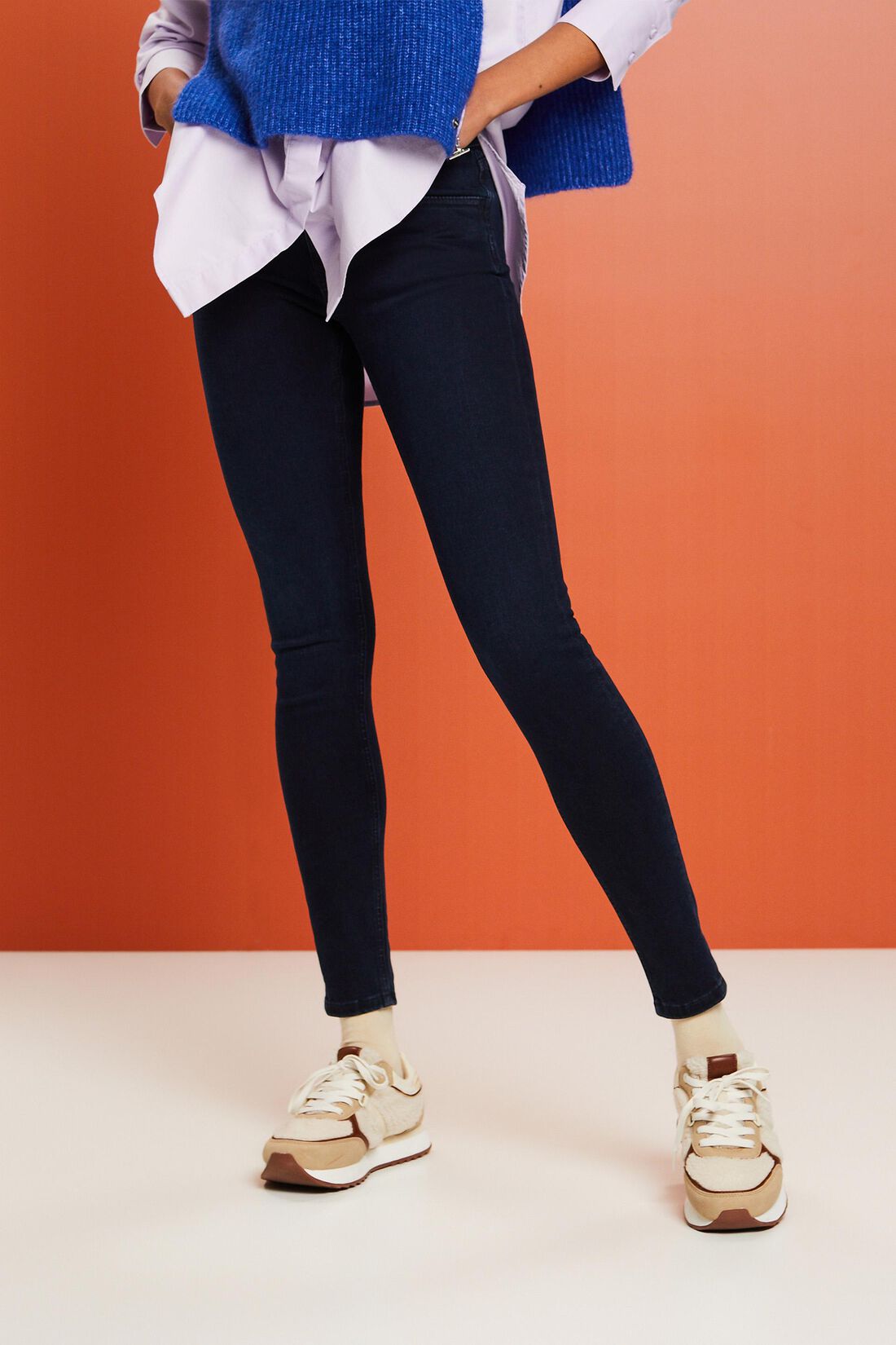 Schmal geschnittene Jeans mit mittlerer Bundh&ouml;he