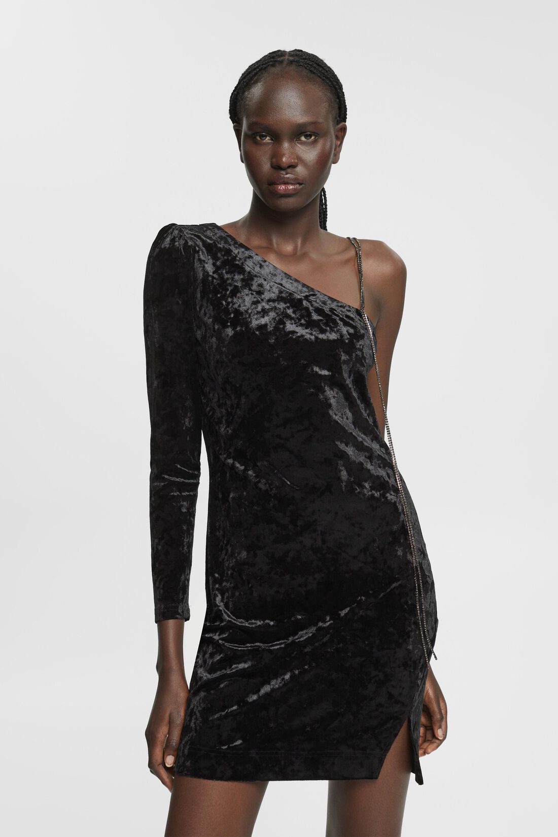 Samtkleid im One-Shoulder-Design mit Kettentr&auml;ger