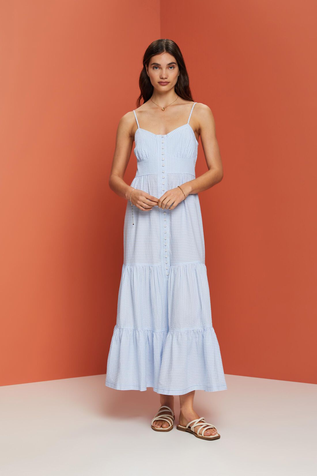Gestuftes Maxikleid mit Knopfleiste vorne