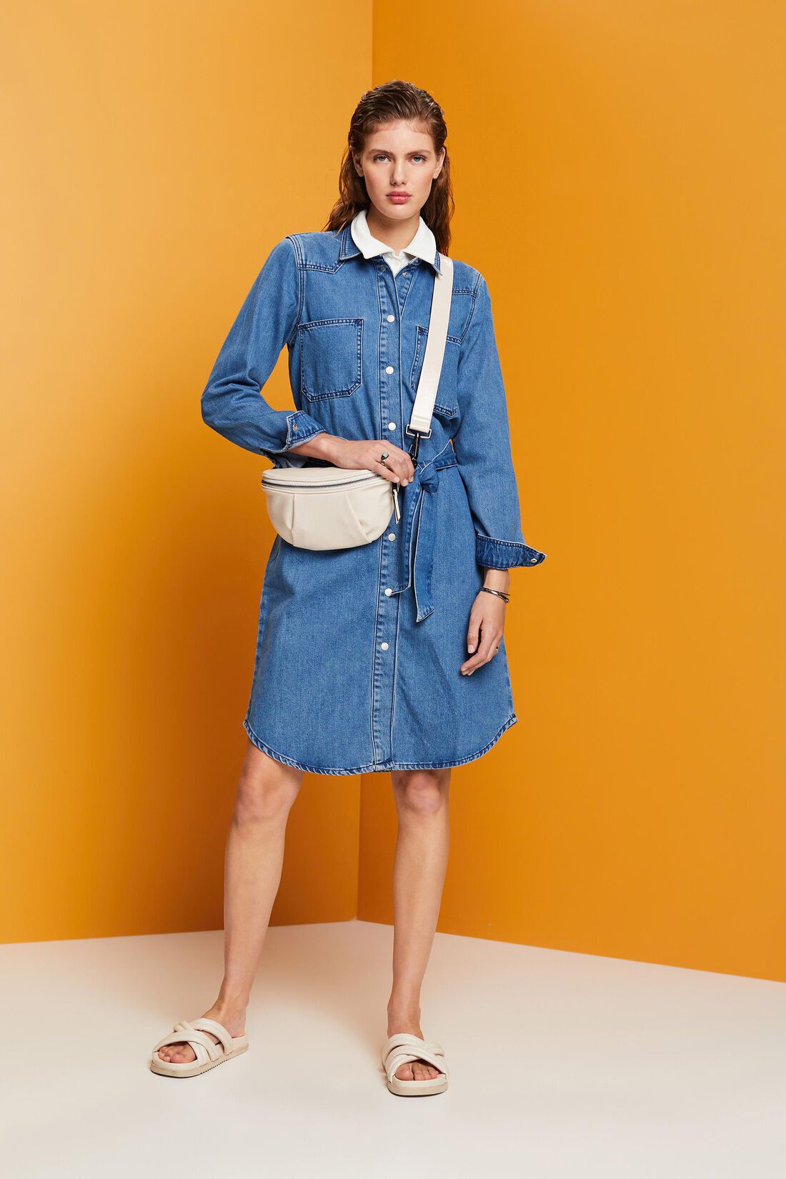 Kurzes Jeanskleid mit Bindeg&uuml;rtel