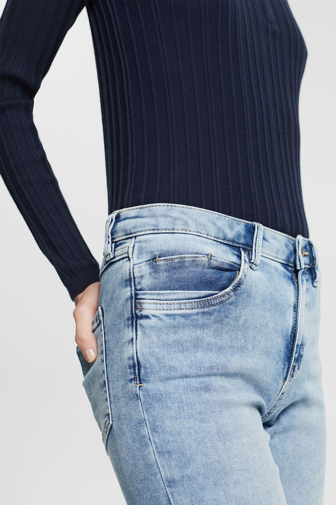 Stretch-Jeans mit offenen Saumenden
