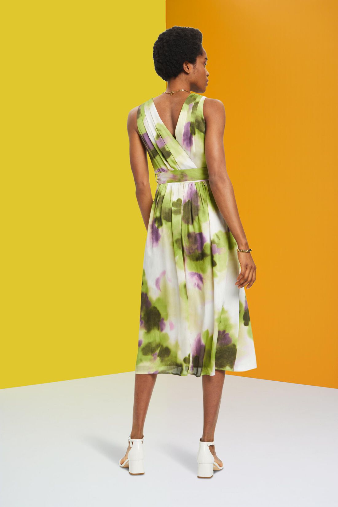Midikleid aus Satin in Crinkle-Optik mit Blumenmuster