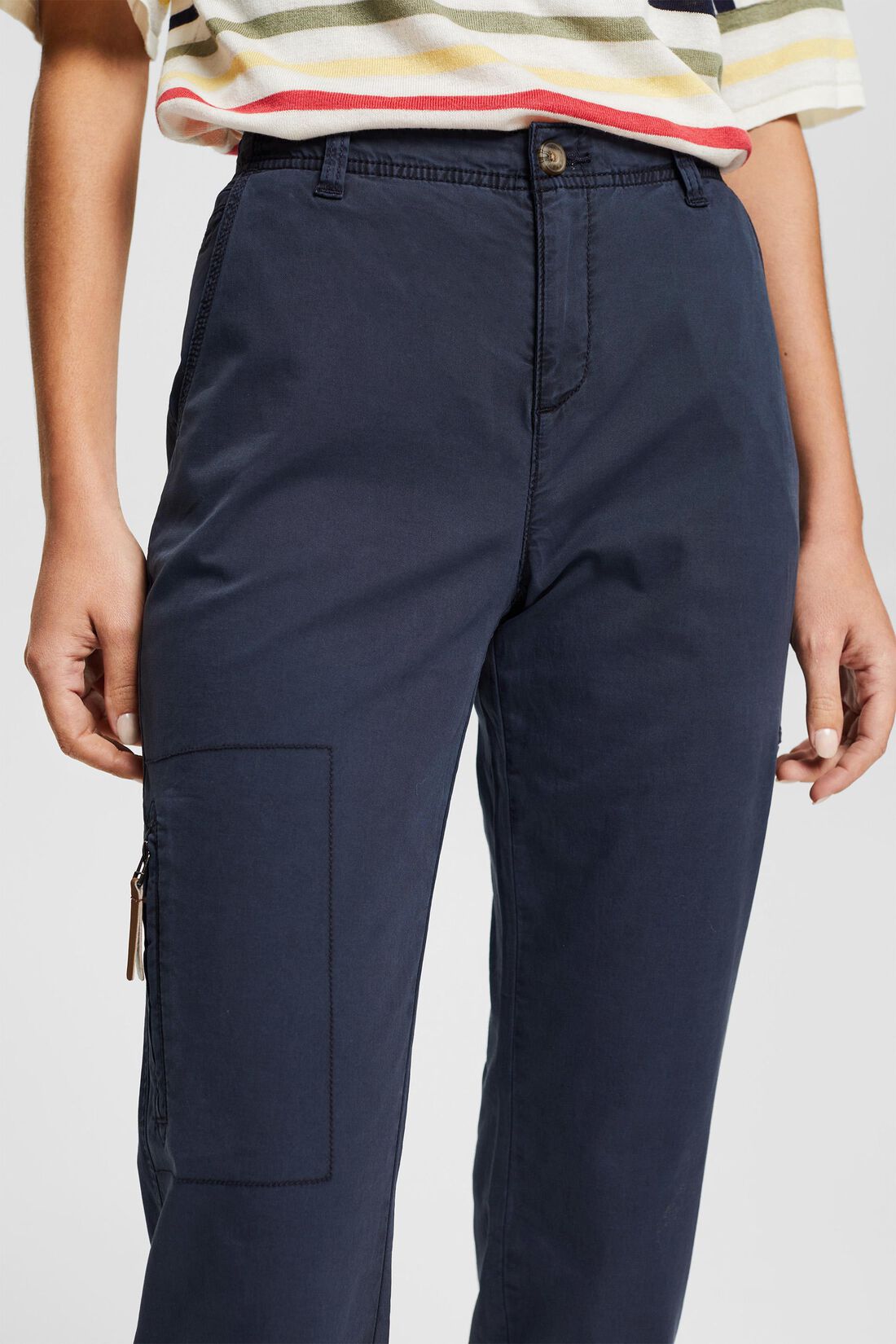 Hose mit dekorativen Taschen