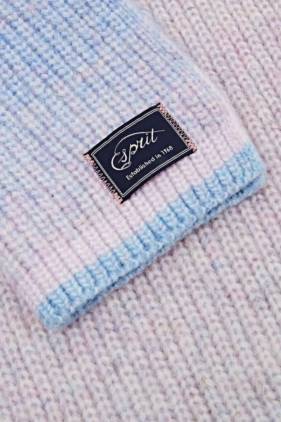 Strickschal mit aufgehellten Streifen