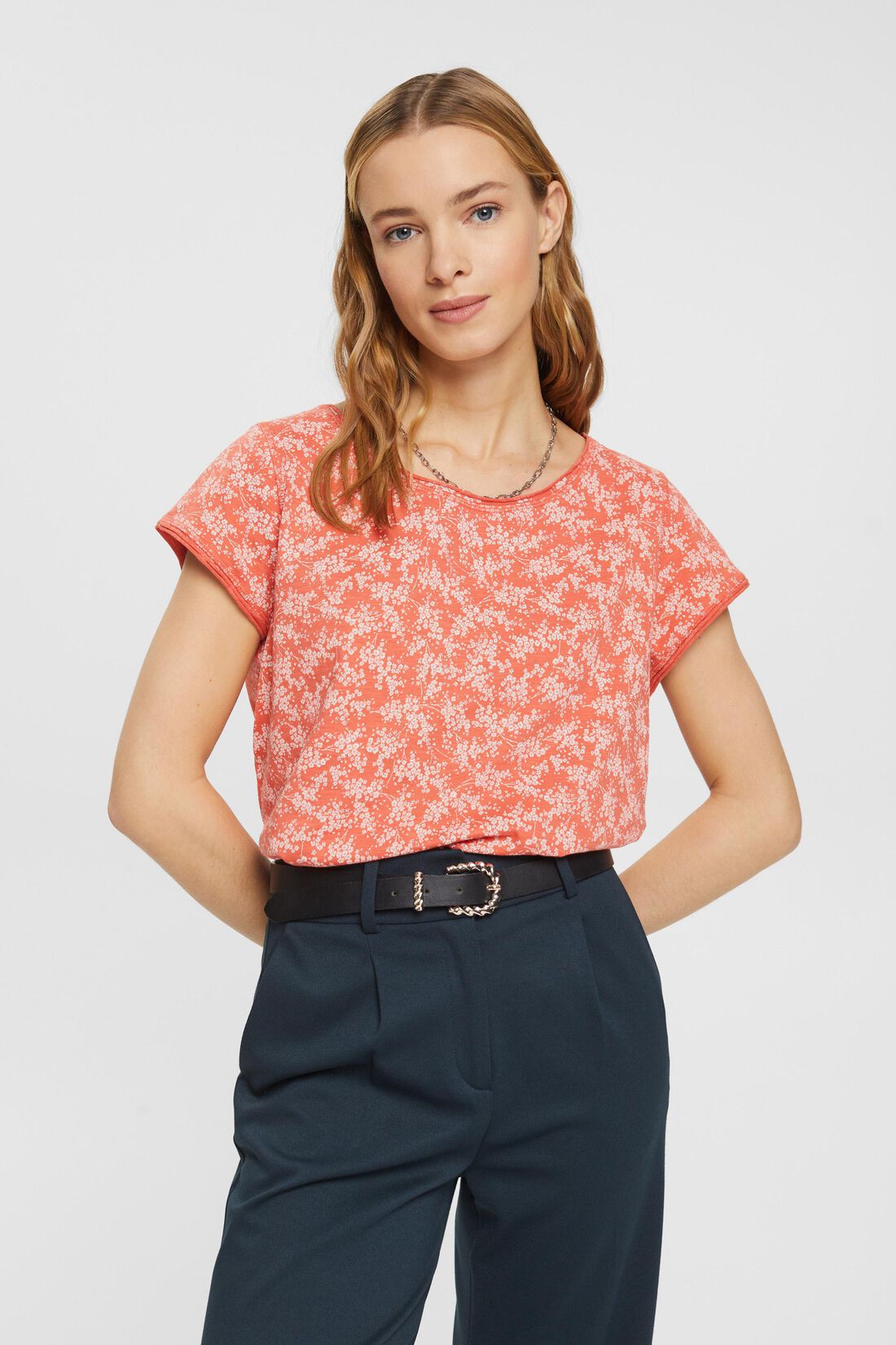 Florales T-Shirt mit Rollkanten