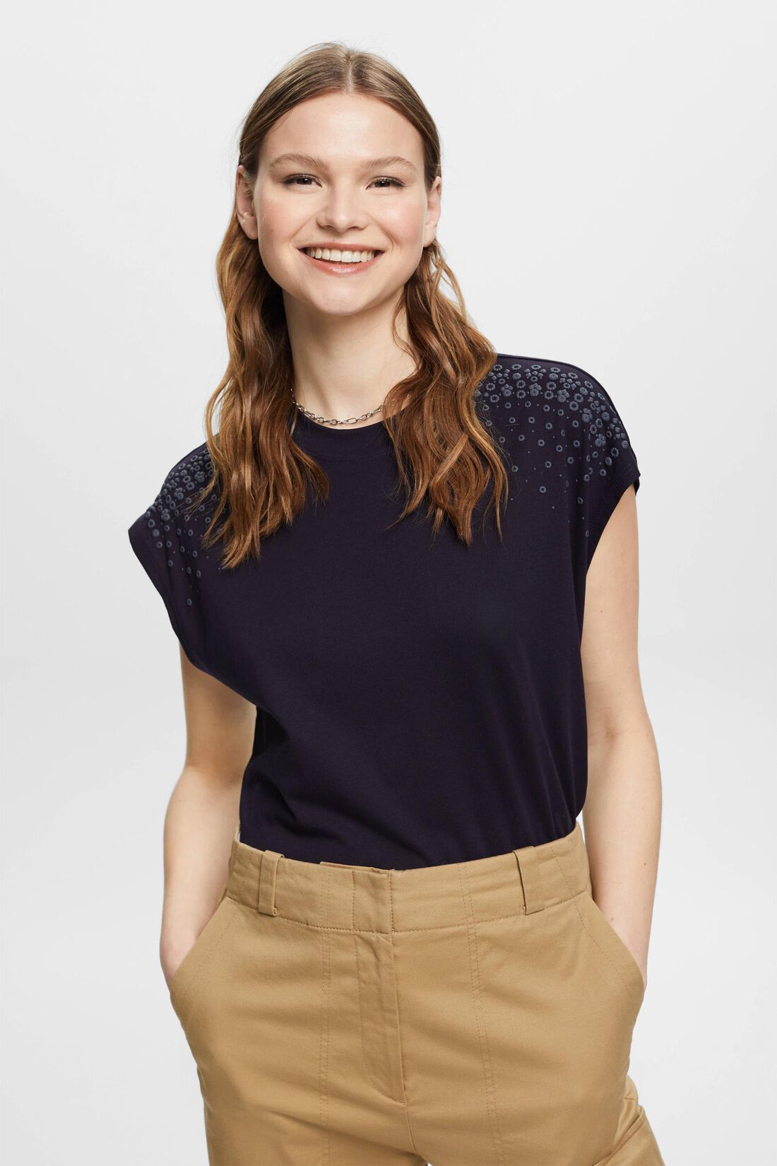 &Auml;rmelloses Baumwoll-T-Shirt mit Blumenverzierung