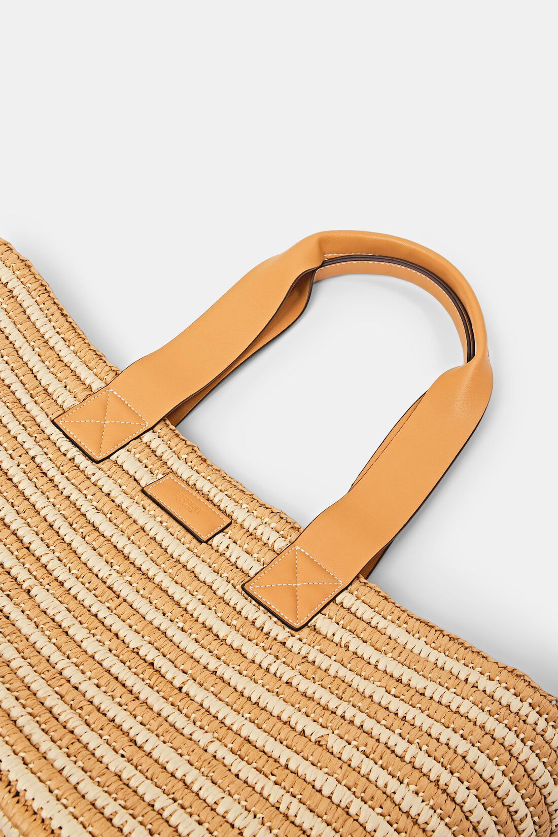 Basttasche mit Details in Lederoptik