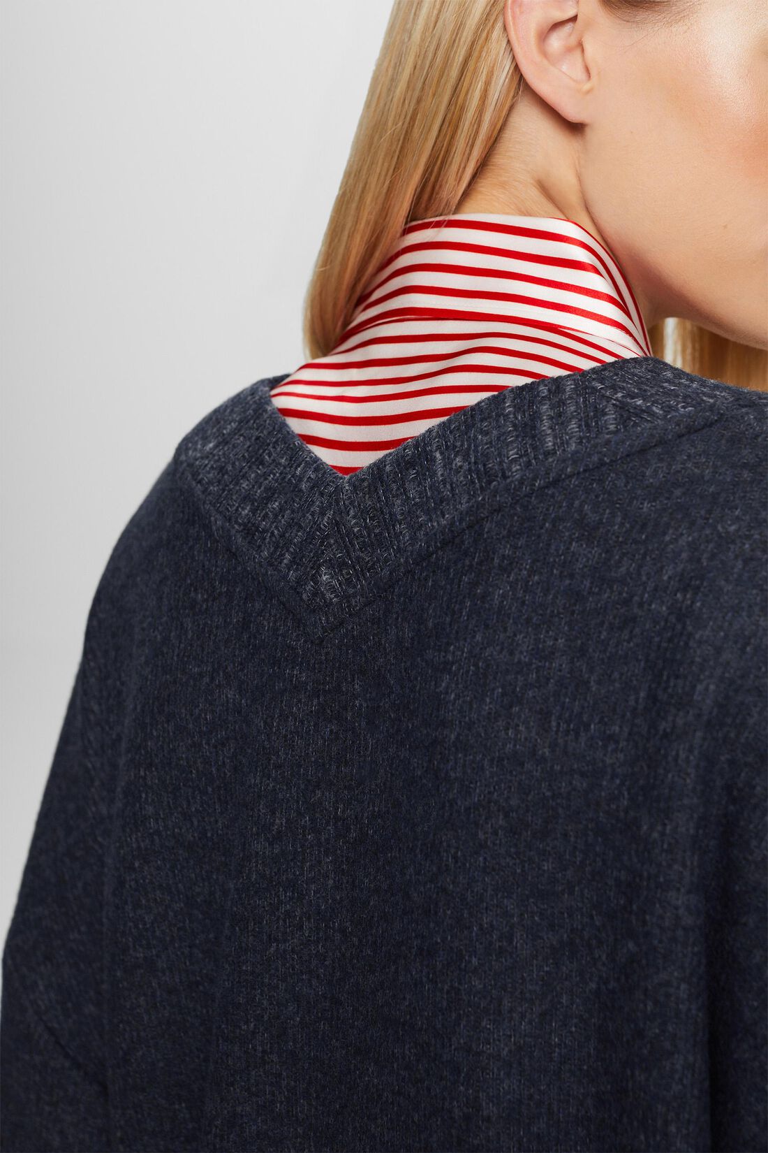 V-Ausschnitt-Pullover aus geb&uuml;rstetem Strick
