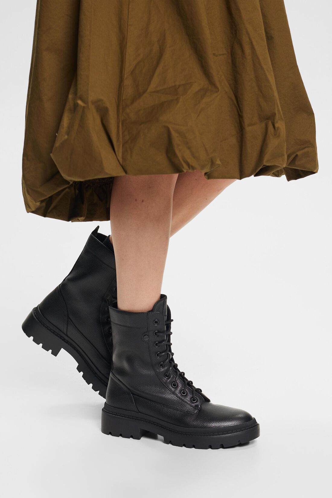 Schn&uuml;rboots aus veganem Leder