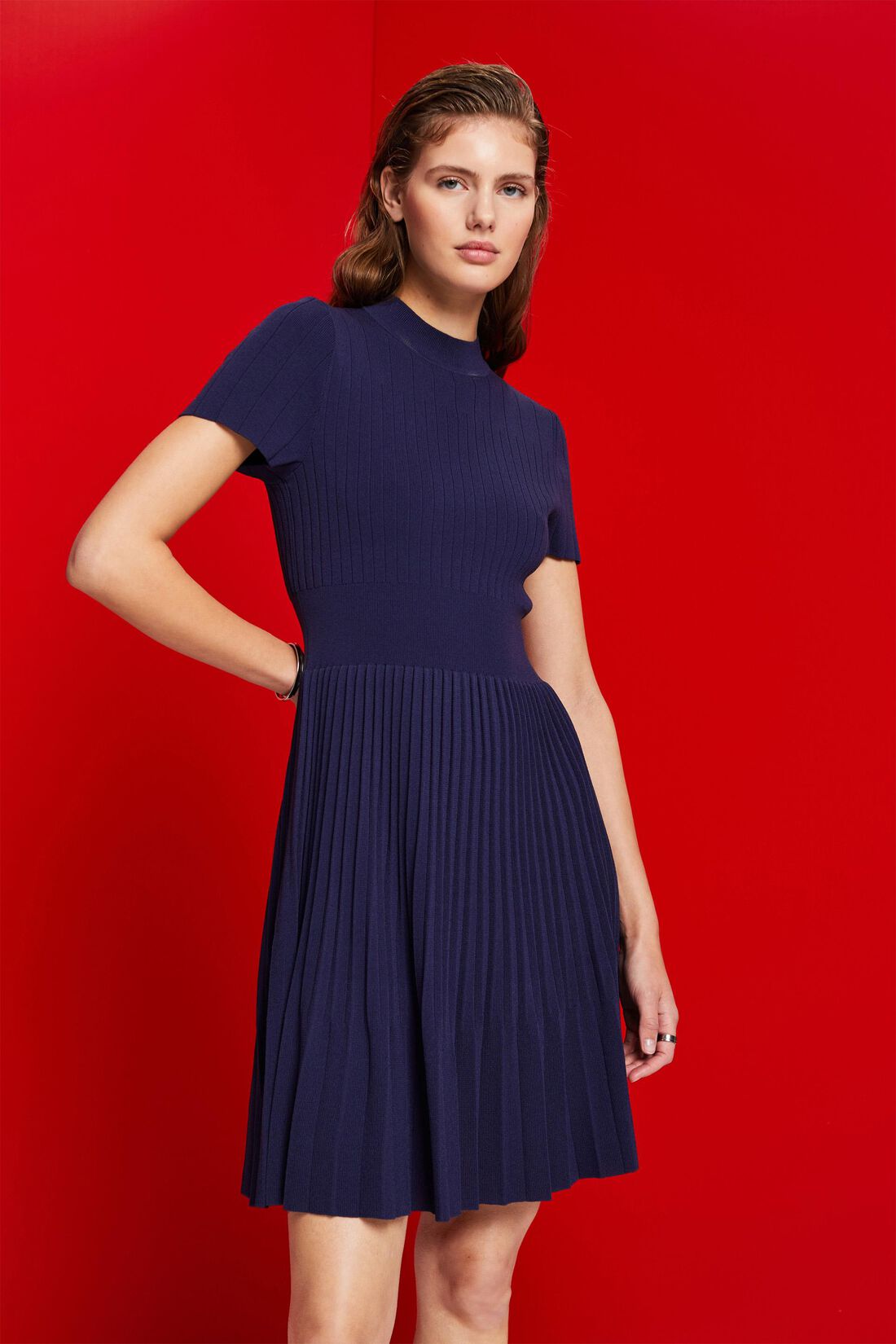 Kurz&auml;rmeliges Midikleid mit Plisseefalten und Stehkragen