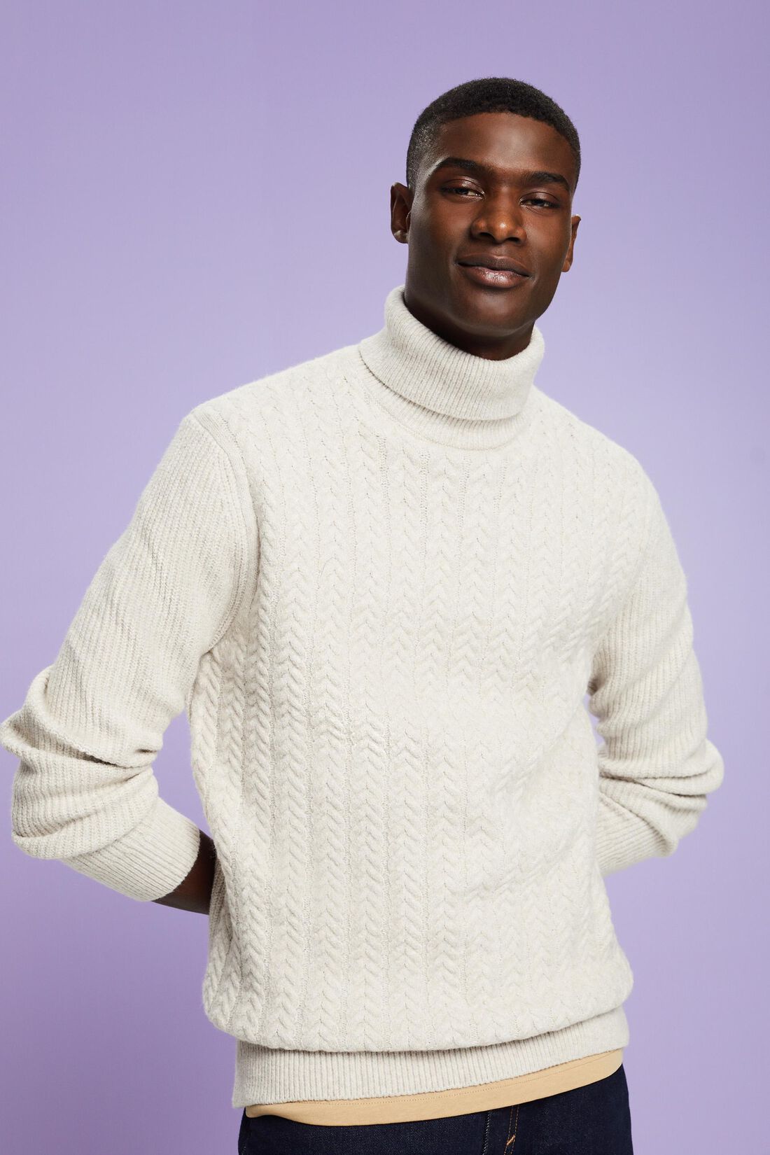Rollkragenpullover im Zopfstrick-Design