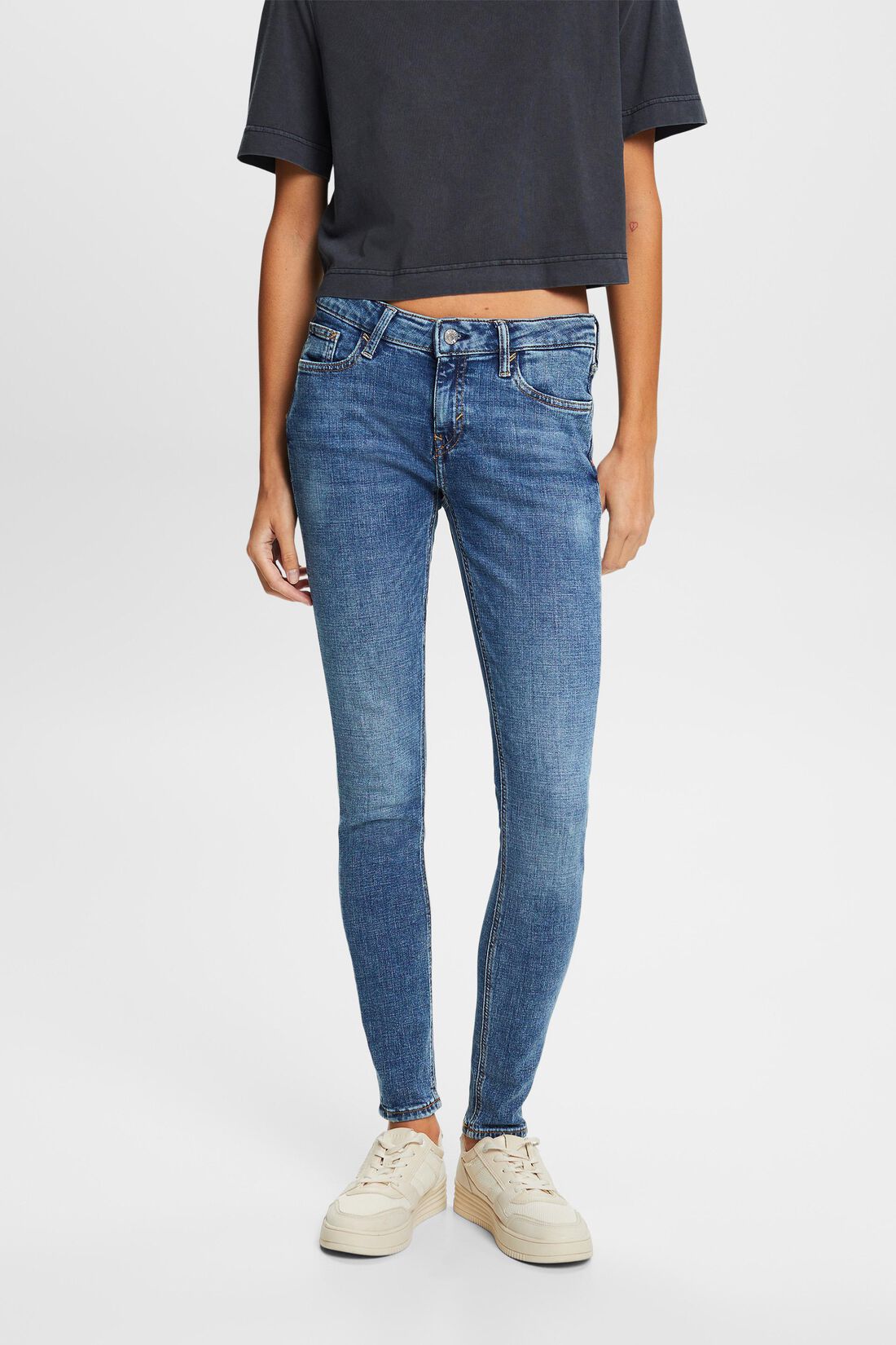 Recycelt: Skinny Stretchjeans mit mittelhohem Bund