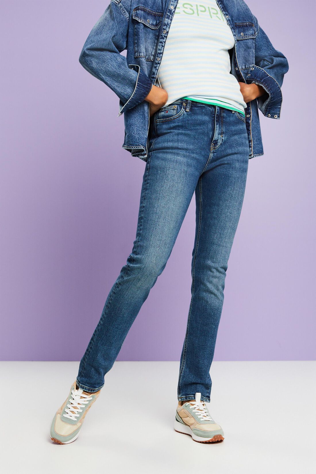 Schmal geschnittene Retro-Jeans mit hohem Bund