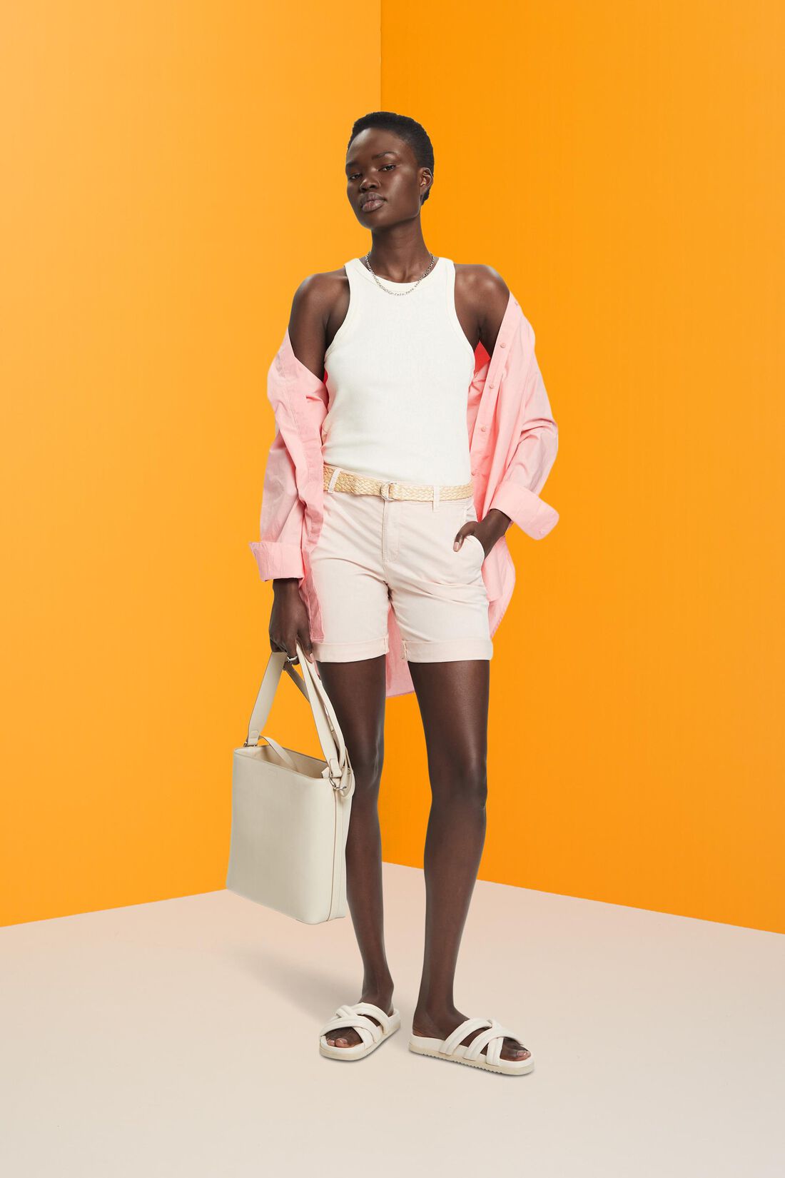Shorts mit Raffia-Flechtg&uuml;rtel